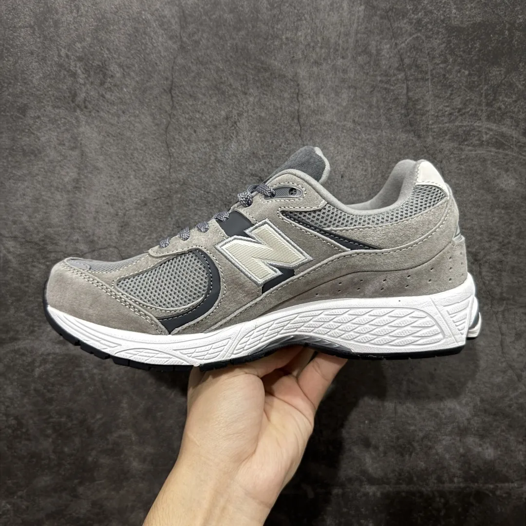 💰230 【BC纯原版】New Balance NB2002R系列 M2002RST 全新版本 东莞大厂出品 市场第一梯队品质 绝对秒杀市场货 完美版型 正确组合大底 价格一步到位‼️ 全套原楦原纸板原厂数据开发 进口三明治网面 原装进口皮料正确绒感卡色 正确中底拉帮中底网布细节 原厂标裁 带紫光防伪 定制后跟透明水晶模块 冲裁组合 大底贴合程度胶水上色把控完美 整洁度挑战全网艺术家 多道序QC把关品质完善 匠心打造 耗时多月开发完成 工艺极其复杂难度可想而知 新开独立私模大底 正确六层组合大底 高端零售专供产物 Size:36 37 37.5 38 38.5 39 40 40.5 41 42 42.5 43 44 45 46 47.5 编码:GQB270280