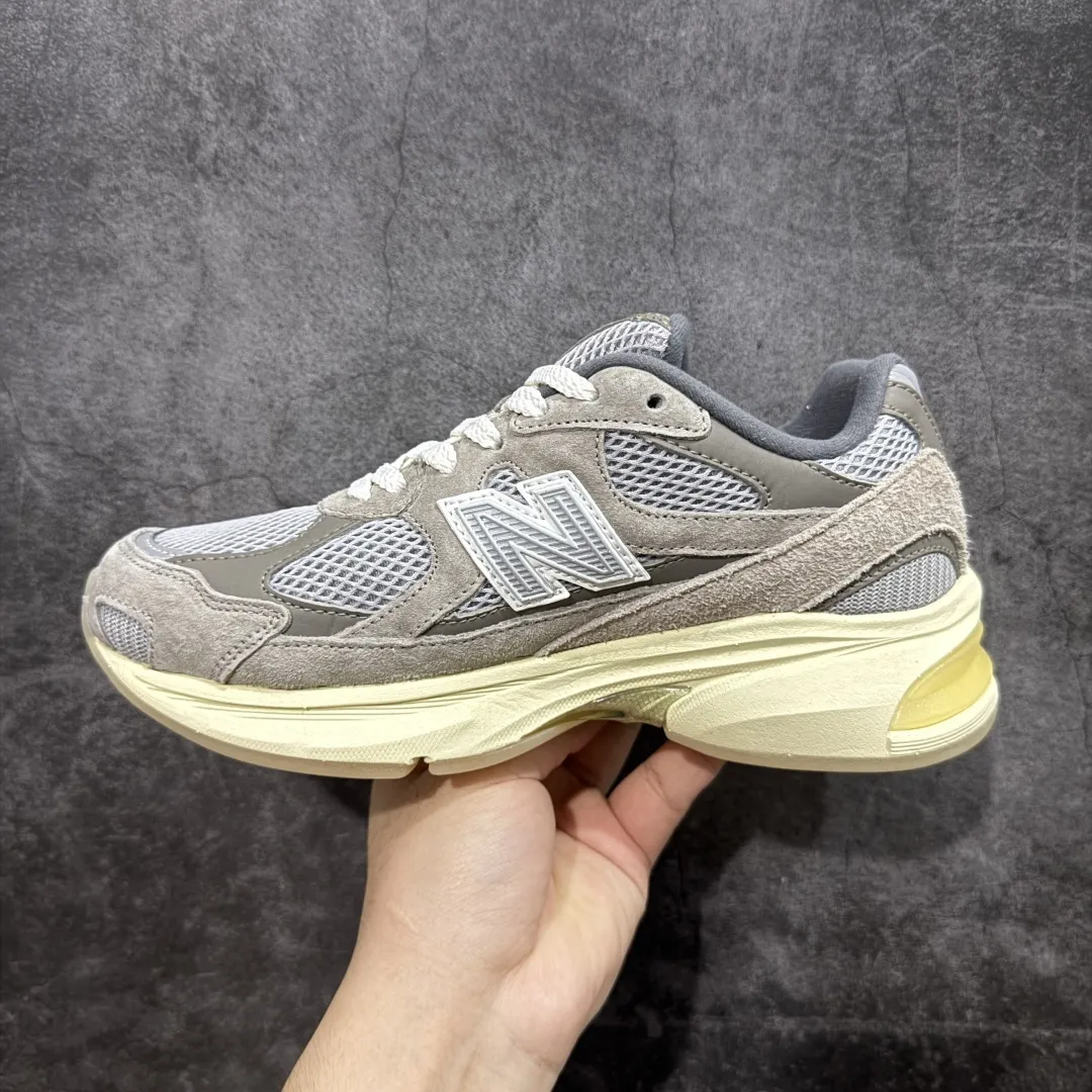 💰240 【纯原c版】New Balance M2010系列 新百伦 复古老爹风网布跑步休闲运动鞋 新百伦经典配色 沿袭了面世之初的经典科技 以ENCAP中底配以升级版 N-ERGY缓震物料 鞋面则采用特色的柔软麂皮搭以NewBalance经典的尼龙网布 低调中还原跑鞋本真 更年轻化的设计理念与材质 让新世代青年得以用全新视角体验经典鞋款的传奇魅力 货号:U2010GD 尺码:36 37 37.5 38 38.5 39.5 40 40.5 41.5 42 42.5 43 44 45 编码:JP270290