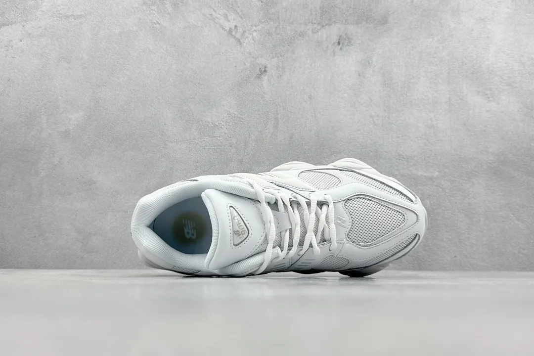 💰240 C版 Joe Freshgoods x New Balance NB9060 联名款 复古休闲运动慢跑鞋 鞋款灵感源自设计师本人对夏日的怀日回忆。鞋面大身由空间双格及磨砂鞋面拼接而生，配以柔和、温暖的粉橘色调，夏日氛围拉满#采用大面积网眼以及麂皮材质覆盖鞋身，还原经典气质。搭载ABZORB避震科技，由泡沫聚酯制成，上脚可以有效减少由鞋底反弹对身体及双腿的冲击力 官方货号: U9060NRJ 尺码：36 37 37.5 38 38.5 39.5 40 40.5 41.5 42 42.5 43 44 45 46.5 编码：YA5133