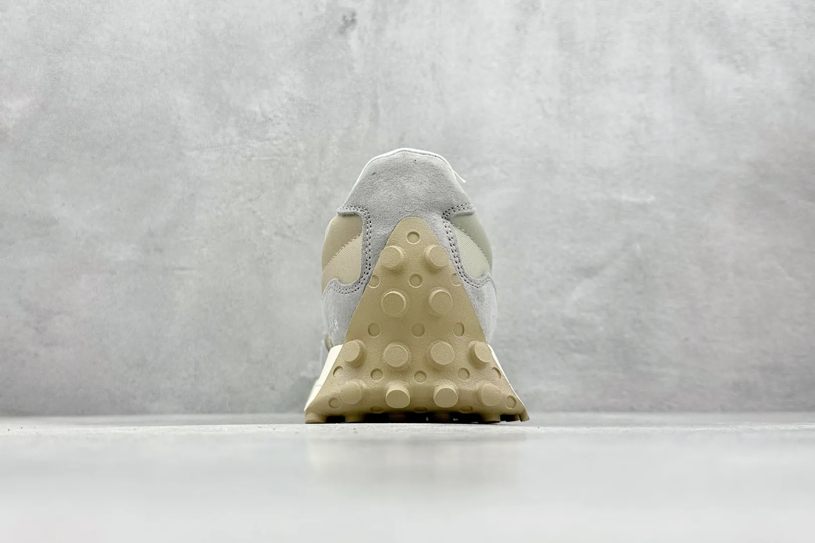 💰170 纯原New Balance MS327 复古休闲运动慢跑鞋 全新 New Balance 327 系列，以更纯粹的复古风格设计打造的全新造型。侧身还以解构设计，将 N 字标志以做旧压花样式呈现，样式别具新意。而麂皮、冲孔皮革的塑造，则呈现出高级怀旧气质，也让鞋款在奢华时装风格与运动氛围之间达到了平衡 官方货号: MS327MS 尺码：36-45 编码：28