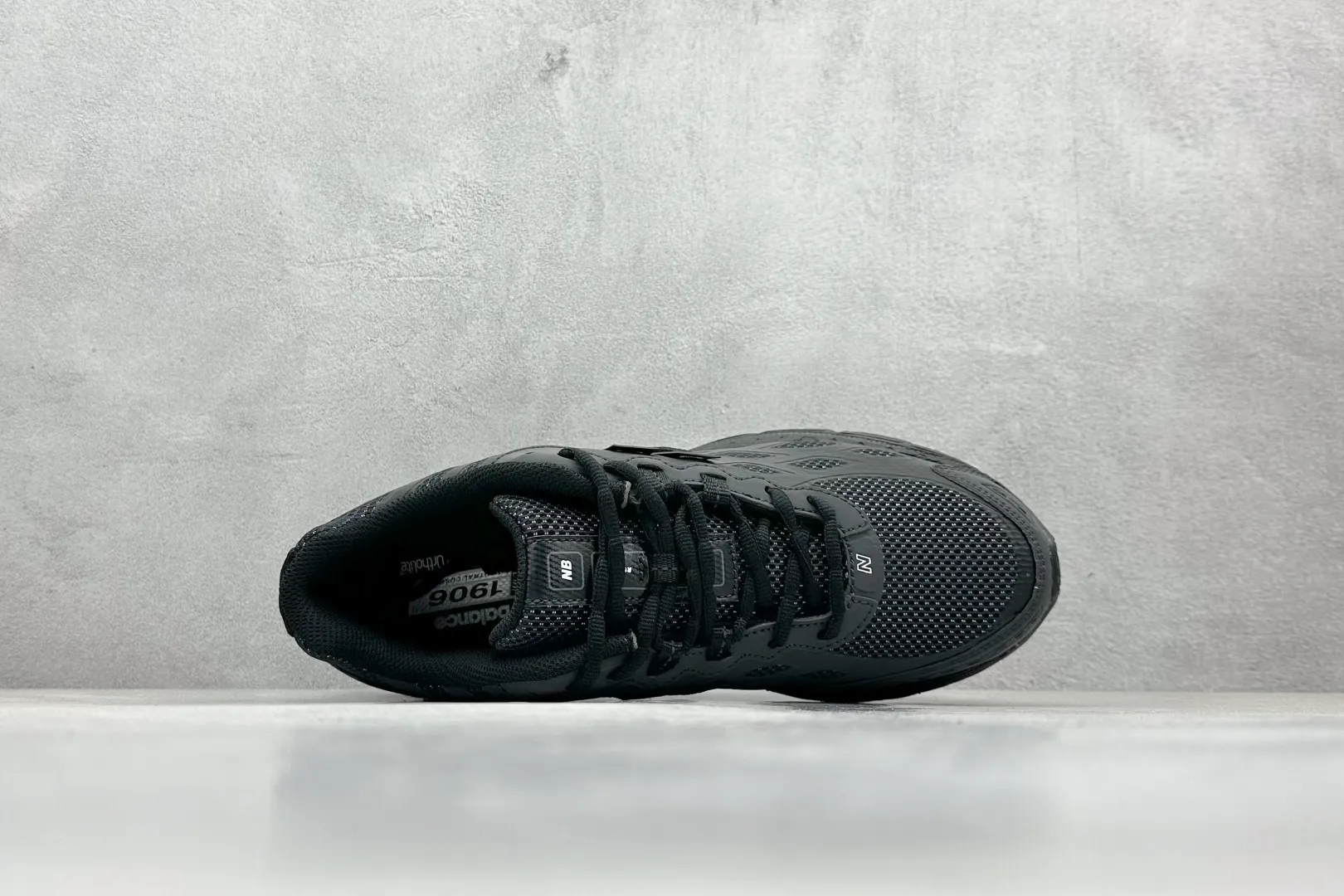 💰220 C版 New Balance 1906系列复古老爹风休闲运动慢跑鞋 #采用轻质牛剖革拼接透气网眼衬垫织物鞋面材质 T-Beam大底提供足步弓支撑，保持步态稳定 后跟搭载外露缓震胶 货号：U1906WFD 尺码：36 37 37.5 38 38.5 39 40 40.5 41 42 42.5 43 44 44.5 45 46.5 编码：33