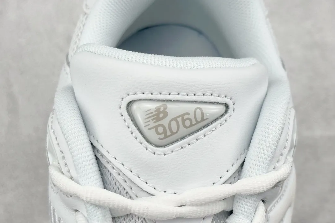 💰240 C版 Joe Freshgoods x New Balance NB9060 联名款 复古休闲运动慢跑鞋 鞋款灵感源自设计师本人对夏日的怀日回忆。鞋面大身由空间双格及磨砂鞋面拼接而生,配以柔和、温暖的粉橘色调,夏日氛围拉满#采用大面积网眼以及麂皮材质覆盖鞋身,还原经典气质。搭载ABZORB避震科技,由泡沫聚酯制成,上脚可以有效减少由鞋底反弹对身体及双腿的冲击力 官方货号: U9060NRJ 尺码:36 37 37.5 38 38.5 39.5 40 40.5 41.5 42 42.5 43 44 45 46.5 编码:YA5133