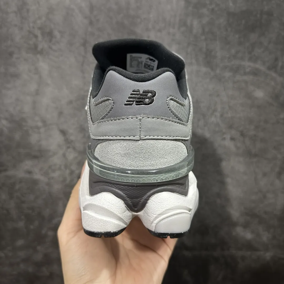 💰240【纯原版】 New Balance NB9060 联名款 复古休闲运动慢跑鞋 灰色 U9060ORB 全套原楦原纸板原厂数据开发 进口三明治网面 原装进口翻毛皮料正确绒感卡色 正确中底拉帮中底网布细节 原厂标裁 带紫光防伪 定制后跟透明水晶模块 冲裁组合 大底贴合程度胶水上色把控完美 整洁度挑战全网艺术家 多道序QC把关品质完善 匠心打造 耗时两个月开发完成 工艺极其复杂难度可想而知 新开独立私模大底 全网唯一正确六层组合大底 高端零售专供产物 Size:36 37 37.5 38 38.5 39 40 40.5 41 42 42.5 43 44 45 46.5 编码:JPC290300