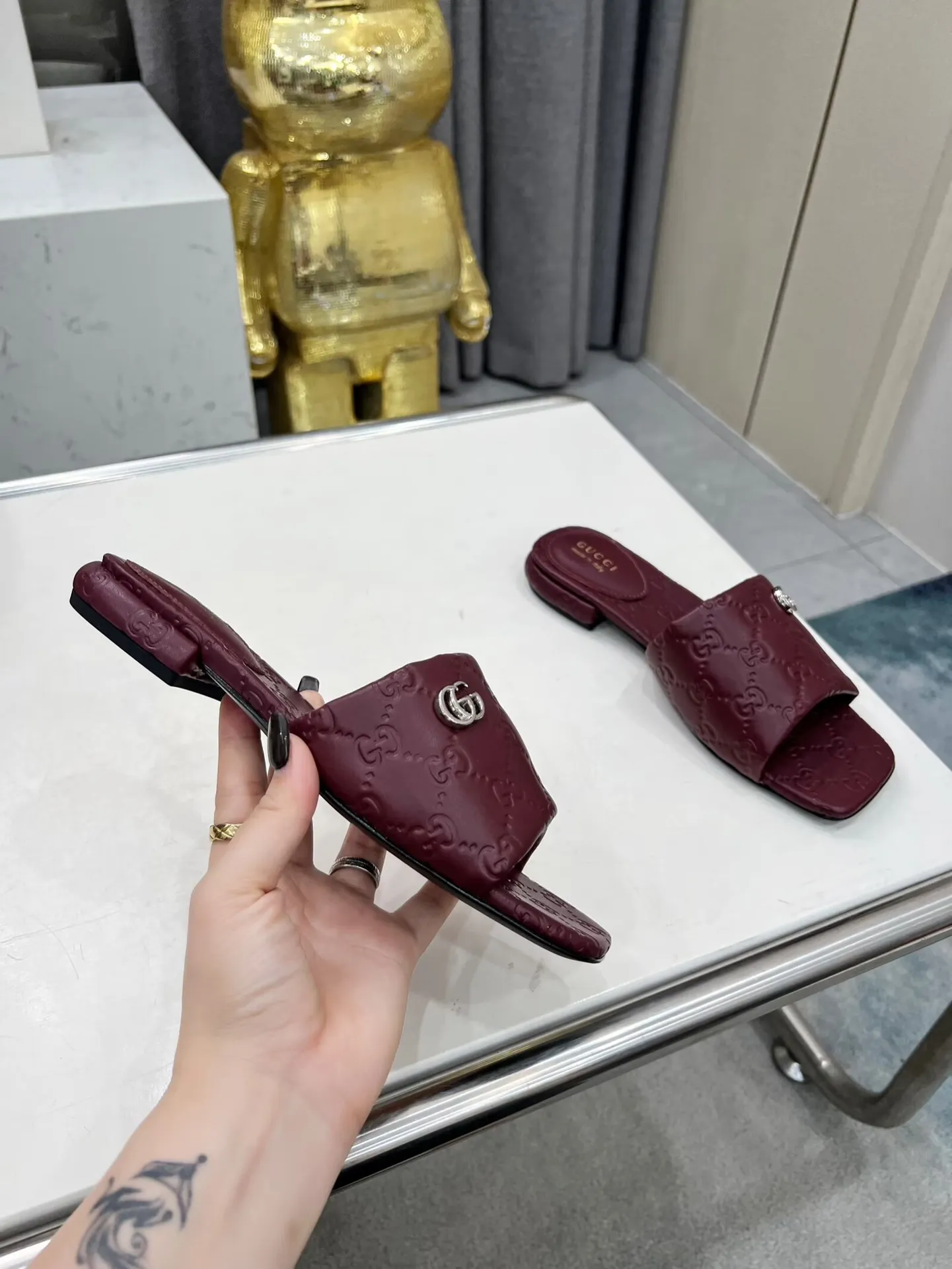 出厂价:200元 古驰双G拖鞋,时尚高端又个性十足的一款✅ 上脚很稳舒适又耐穿,日常搭配方便又独特,夏日必备经典款,鞋面采用GUCCI 3D压花、真皮大底 面料:牛皮 内里/垫脚:羊皮 颜色:黑、白、棕、酒红 码数:35—42(41、42需定做) 包装:配有布袋 卡片。