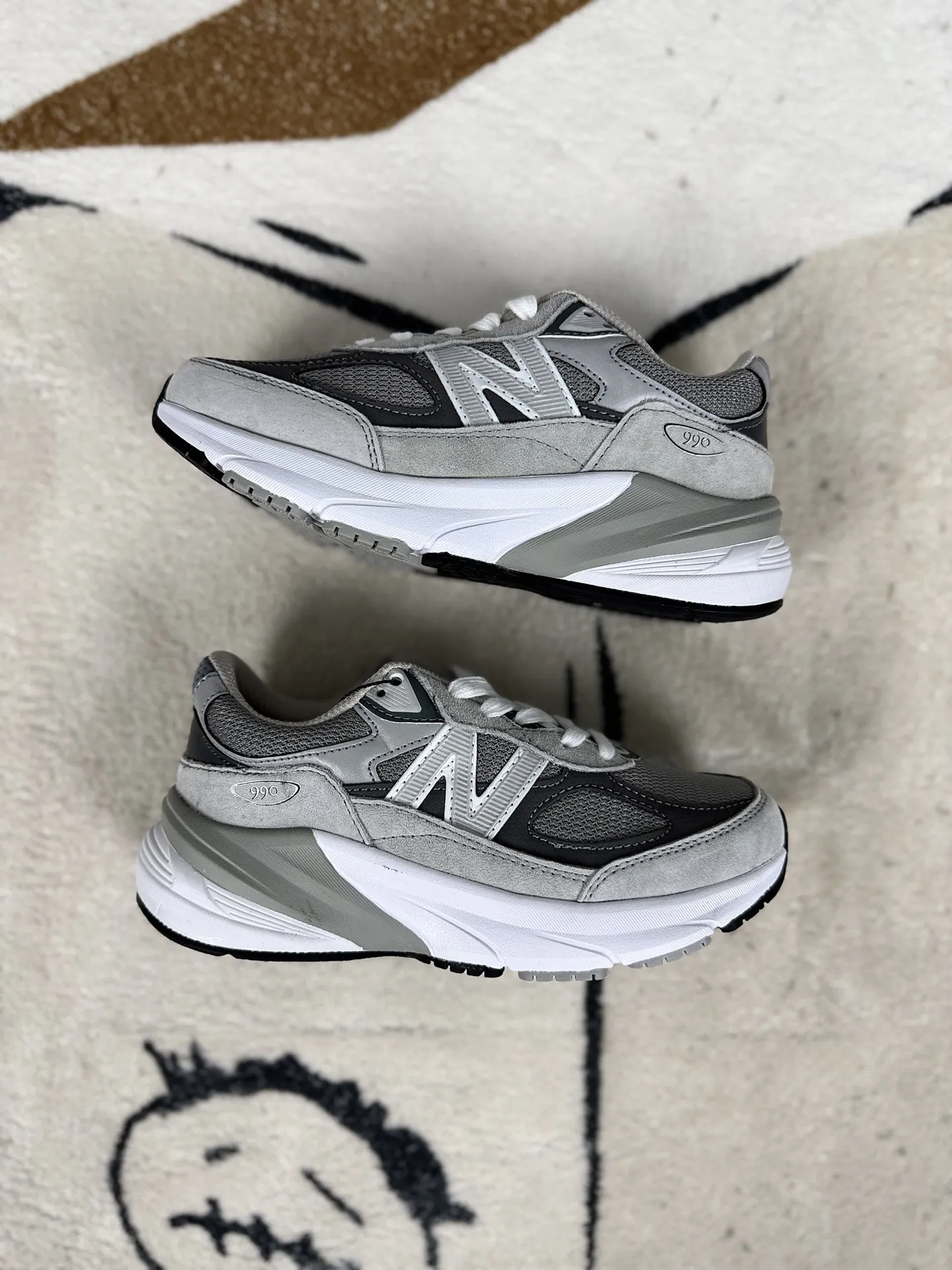 💰180 GS纯原New Balance NB 990 V6 舒适百搭防滑耐磨 低帮跑步鞋 男女款 灰色 新百伦 ▪️NB990V6跑步鞋是一款备受好评的鞋款。鞋面采用绒面革与织物拼接设计,搭配精致的细节点缀,提升了鞋子的质感和触感。这种材质组合不仅舒适耐穿,还赋予了鞋子独特的复古韵味。NB990V6搭载了全新的FuelCell缓震大底,为鞋子提供了出色的缓震性能。这种技术通过氮气注入工艺,使中底回弹性能提升,同时降低了重量,让穿着者在跑步或日常行走中都能感受到柔软而富有弹性的回馈。ENCAP边缘稳定系统有效减少了长距离行走或跑步时的足部疲劳,提供了额外的支撑和稳定性。NB990V6具有一定的增高效果,且穿着稳定,不用担心崴脚问题,鞋子整体设计注重舒适性,无论是日常穿着还是运动场景,都能提供愉悦的穿着体验。采用网眼和穿孔设计,增强了鞋子的透气性,让双脚保持干爽舒适。这款鞋子的设计打破了传统鞋款的性别界限,男女同款设计让它可以轻松适配各种穿搭风格。无论是搭配牛仔裤、休闲裤还是运动装,都能展现出独特的个性。 ▪️尺码:36-45(36 37 37.5 38 38.5 39.5 40 40.5 41.5 42 42.5 43 44 44.5 45) ▪️货号:M990GL6/W990GL6