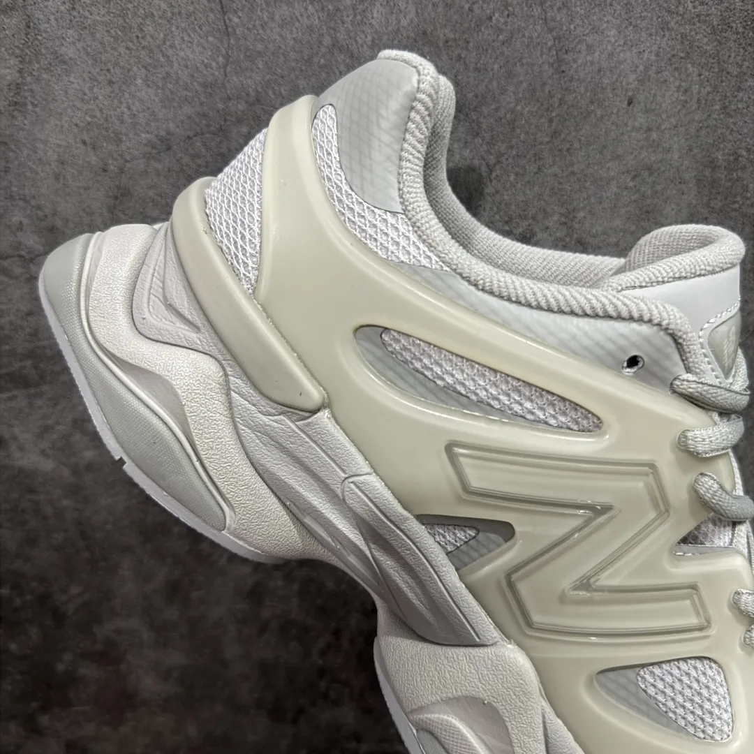 💰240【纯原版】 New Balance NB9060 联名款 复古休闲运动慢跑鞋 灰色 U9060IAB 全套原楦原纸板原厂数据开发 进口三明治网面 原装进口翻毛皮料正确绒感卡色 正确中底拉帮中底网布细节 原厂标裁 带紫光防伪 定制后跟透明水晶模块 冲裁组合 大底贴合程度胶水上色把控完美 整洁度挑战全网艺术家 多道序QC把关品质完善 匠心打造 耗时两个月开发完成 工艺极其复杂难度可想而知 新开独立私模大底 全网唯一正确六层组合大底 高端零售专供产物 Size：36 37 37.5 38 38.5 39 40 40.5 41 42 42.5 43 44 45 46.5 编码：JPC290300