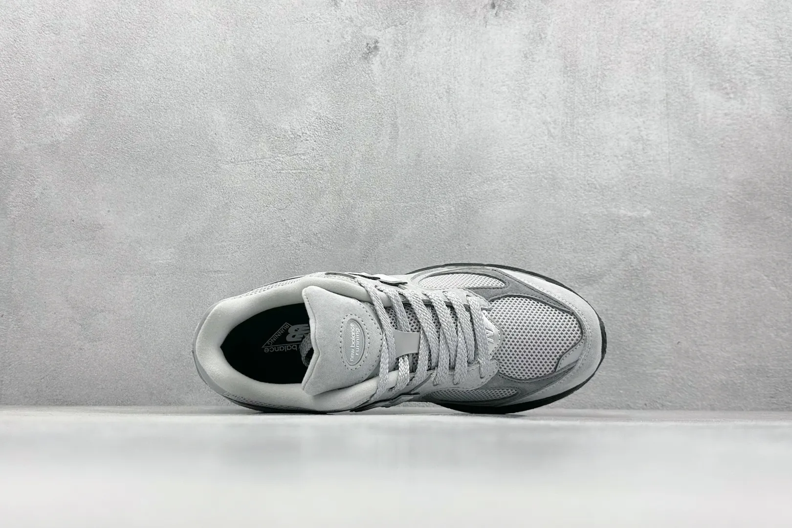 💰240 C版 New Balance NB 2002R 灰色 货号：M2002RC1 尺码：36 36.5 37 38.5 39 40 40.5 41 42 42.5 43 44 44.5 45 46 46.5 编码：33
