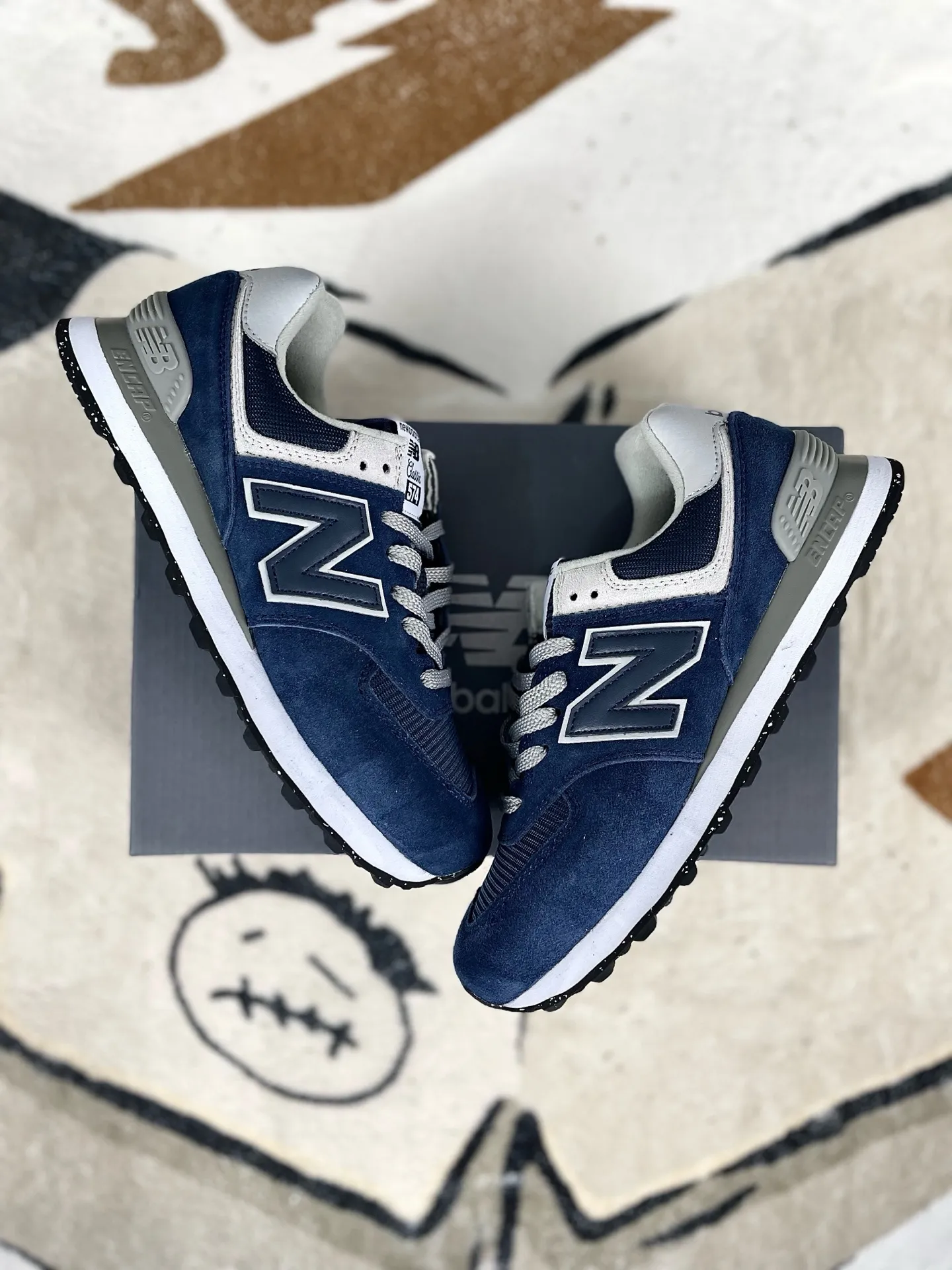 💰180 GS纯原New Balance NB 574 复古字母系带 织物绒面皮 低帮跑步鞋 男女同款 深蓝色 新百伦 ▪️New Balance 574 诞生于1988年，直至今天仍是 NewBalance 最为热销的复古慢跑鞋之一，其简约复古的外形，层出不穷的配色，成为了 New Balance 最热销的型号，作为New Balance 的当家鞋款，574兼具经典与时尚，备受明星潮人的追捧，是New Balance 的粉丝几乎人手一双的经典鞋款。 ▪️尺码：36-45（36 37 37.5 38 38.5 39.5 40 40.5 41.5 42 42.5 43 44 44.5 45） ▪️货号：ML574EVN