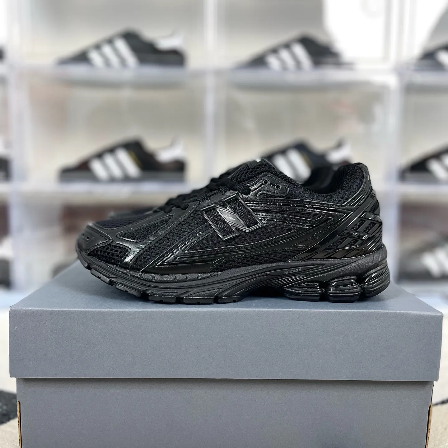 💰220 GS纯原 六层组合底【联名款】COMME des GAR&Ccedil;ONS HOMME x New Balance NB 1906R 舒适日常 织物防滑 低帮 休闲跑步鞋 男款 黑色 新百伦 ▪️New Balance以诞生于21世纪的科技跑鞋1906为蓝本，融合现代先锋科技与日常使用风格注入当代美学，革新演绎复古时尚。淋漓经典轮廓，致敬千福一代跑者的科技美学，1906R以现代设计语言还原初始配色，层次演绎时光更迭的魅力。 ▪️尺码：36-45（36 37 37.5 38 38.5 39.5 40 40.5 41.5 42 42.5 43 44 44.5 45） ▪️货号：M1906RCM