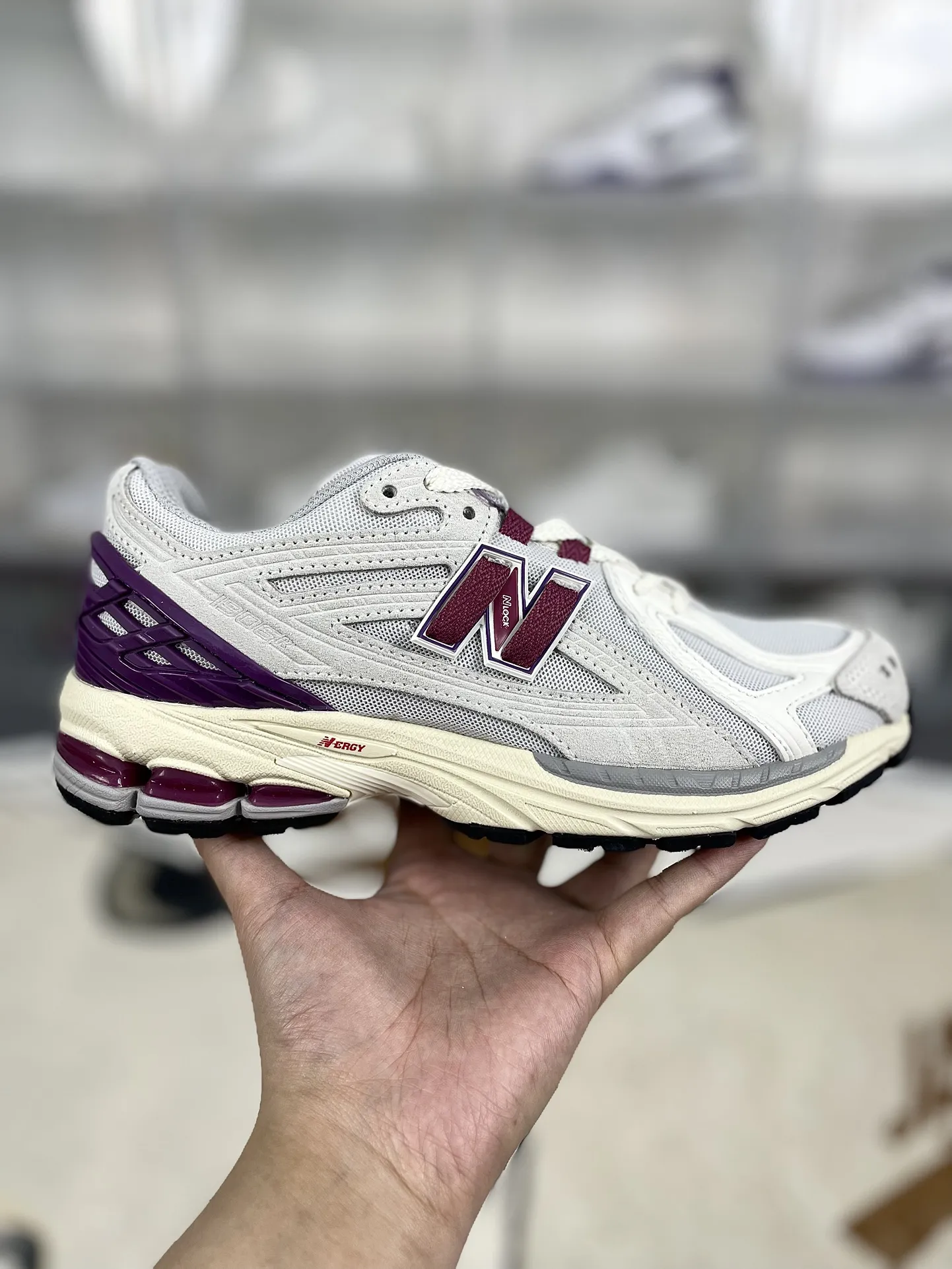 💰190 Z版纯原New Balance NB 1906R 舒适简约百搭耐磨 低帮 休闲跑步鞋 男女款 米紫 新百伦 ▪️New Balance以诞生于21世纪的科技跑鞋1906为蓝本，融合现代先锋科技与日常使用风格注入当代美学，革新演绎复古时尚。淋漓经典轮廓，致敬千福一代跑者的科技美学，1906R以现代设计语言还原初始配色，层次演绎时光更迭的魅力。 ▪️尺码：36-40（36 37 37.5 38 38.5 39.5 40） ▪️货号：M1906REF