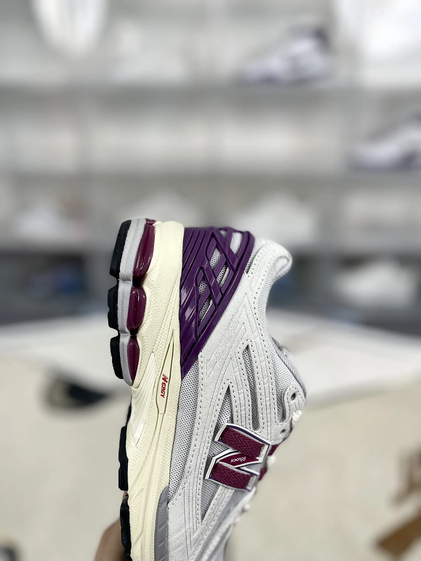 💰190 Z版纯原New Balance NB 1906R 舒适简约百搭耐磨 低帮 休闲跑步鞋 男女款 米紫 新百伦 ▪️New Balance以诞生于21世纪的科技跑鞋1906为蓝本,融合现代先锋科技与日常使用风格注入当代美学,革新演绎复古时尚。淋漓经典轮廓,致敬千福一代跑者的科技美学,1906R以现代设计语言还原初始配色,层次演绎时光更迭的魅力。 ▪️尺码:36-40(36 37 37.5 38 38.5 39.5 40) ▪️货号:M1906REF