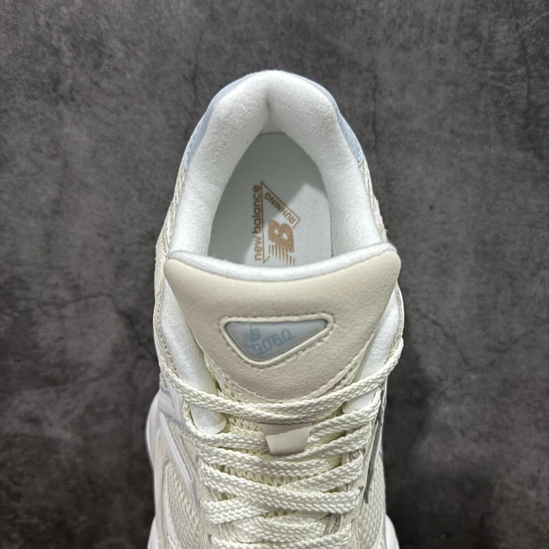 💰240【纯原版】 New Balance NB9060 联名款 复古休闲运动慢跑鞋 U9060AUA 全套原楦原纸板原厂数据开发 进口三明治网面 原装进口翻毛皮料正确绒感卡色 正确中底拉帮中底网布细节 原厂标裁 带紫光防伪 定制后跟透明水晶模块 冲裁组合 大底贴合程度胶水上色把控完美 整洁度挑战全网艺术家 多道序QC把关品质完善 匠心打造 耗时两个月开发完成 工艺极其复杂难度可想而知 新开独立私模大底 全网唯一正确六层组合大底 高端零售专供产物 Size：36 37 37.5 38 38.5 39.5 40 40.5 41.5 42 42.5 43 44 45 46.5