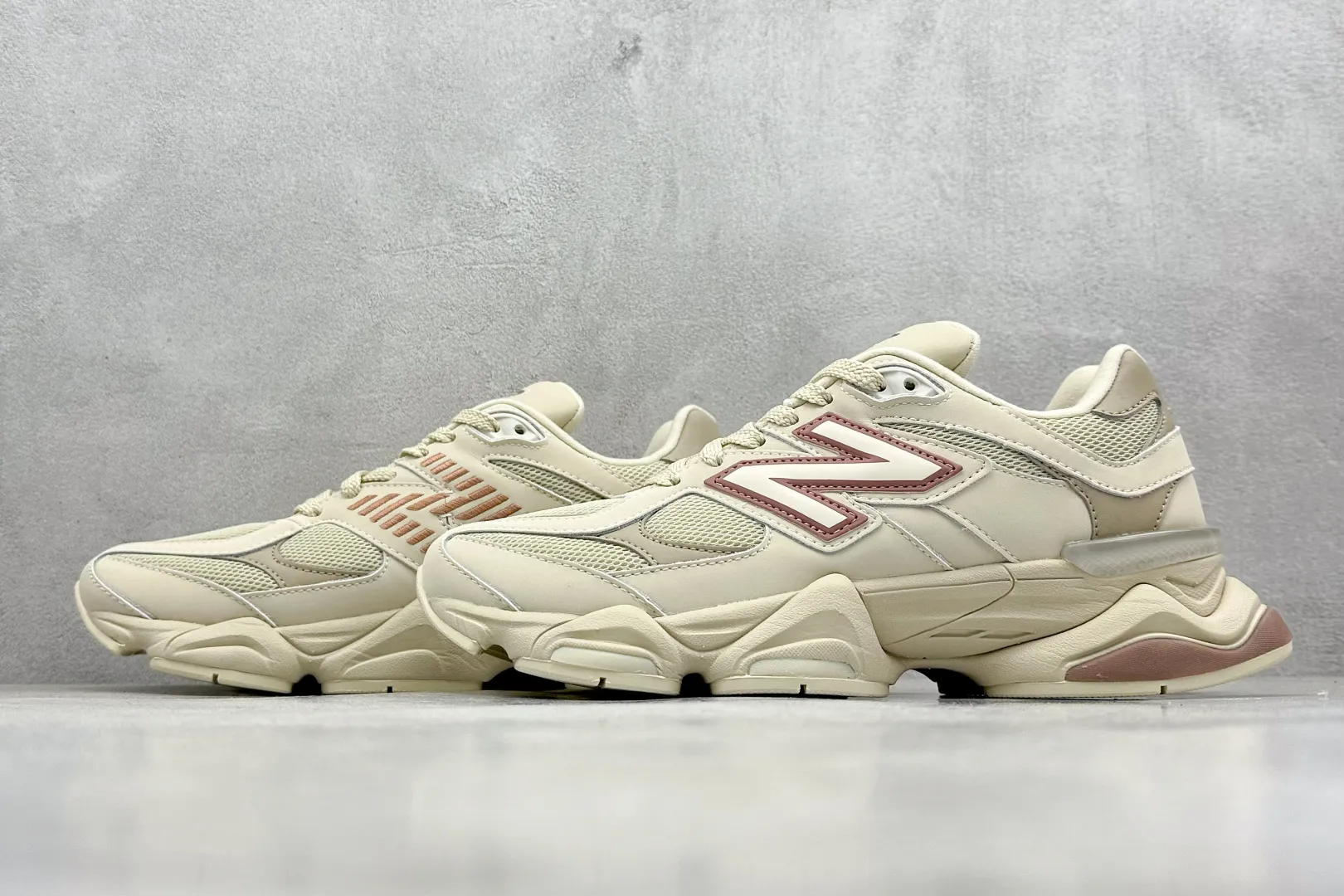 💰240 C版 Joe Freshgoods x New Balance NB9060 联名款 复古休闲运动慢跑鞋 #鞋款灵感源自设计师本人对夏日的怀日回忆。鞋面大身由空间双格及磨砂鞋面拼接而生,配以柔和、温暖的粉橘色调,夏日氛围拉满 #采用大面积网眼以及麂皮材质覆盖鞋身,还原经典气质。搭载ABZORB避震科技,由泡沫聚酯制成,上脚可以有效减少由鞋底反弹对身体及双腿的冲击力 货号: U9060ZGC 尺码:36 37 37.5 38 38.5 39 40 40.5 41 42 42.5 43 44 44.5 45 46.5 编码:33
