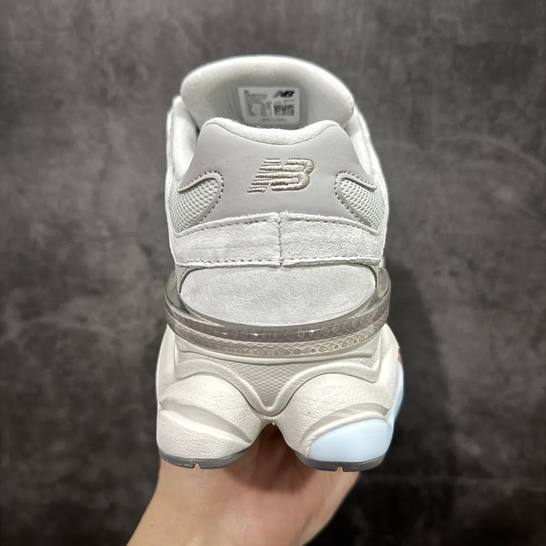 💰240【纯原版】 New Balance NB9060 联名款 复古休闲运动慢跑鞋 米绿色U9060ZGA 全套原楦原纸板原厂数据开发 进口三明治网面 原装进口翻毛皮料正确绒感卡色 正确中底拉帮中底网布细节 原厂标裁 带紫光防伪 定制后跟透明水晶模块 冲裁组合 大底贴合程度胶水上色把控完美 整洁度挑战全网艺术家 多道序QC把关品质完善 匠心打造 耗时两个月开发完成 工艺极其复杂难度可想而知 新开独立私模大底 全网唯一正确六层组合大底 高端零售专供产物 Size：36 37 37.5 38 38.5 39 40 40.5 41 42 42.5 43 44 45 46.5 编码：JP270300