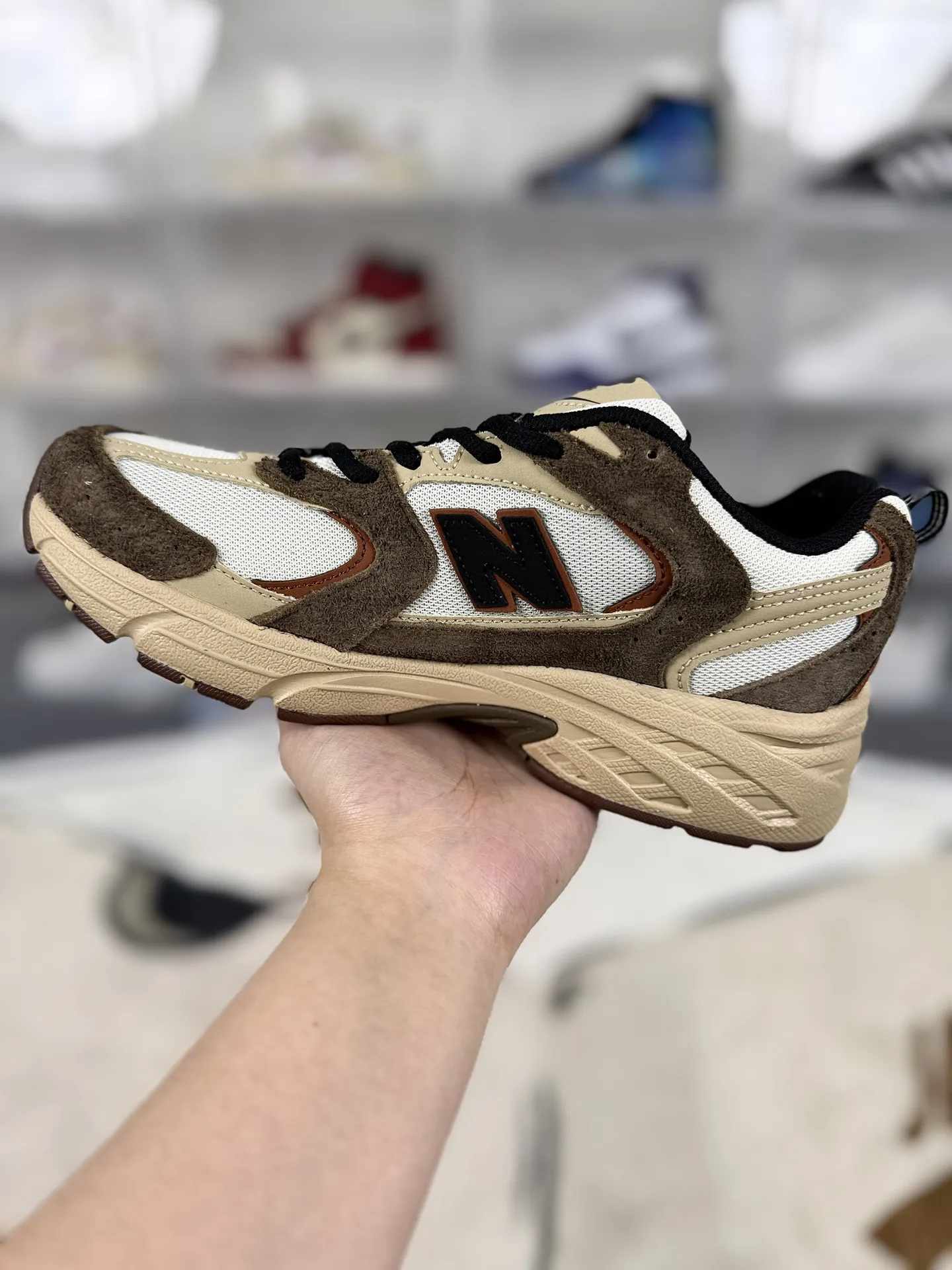 💰170 GS纯原New Balance NB 530 舒适简约防滑耐磨 低帮 休闲城市通勤跑步鞋 男女款 白褐色 新百伦 ▪️全新 New Balance 530 以极具复古风范的网面老爹鞋外观呈现。设计上全鞋以简约清爽的配色作基底，鞋身覆盖大面积织物网眼材质，并于鞋头、鞋带孔眼片等细节处点缀对比鲜明的反光银镀层凸显。鞋舌、侧身等位置则辅以一贯的&ldquo;N&rdquo;字标志和品牌徽标彰显身份，最后通过搭载的 ABZORB 缓震中底完善整体造型。 ▪️尺码：36-45（36 37 37.5 38 38.5 39.5 40 40.5 41.5 42 42.5 43 44 44.5 45） ▪️货号：MR530SNC