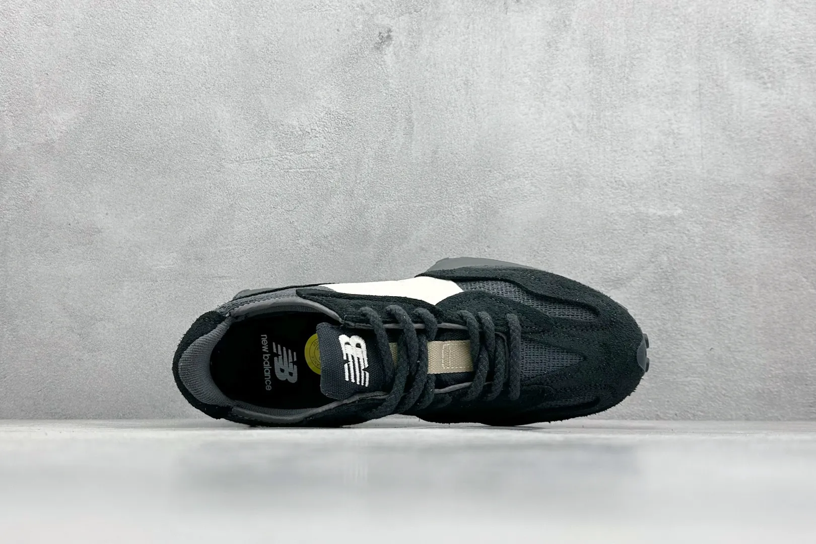 💰170 纯原New Balance MS327 复古休闲运动慢跑鞋 全新 New Balance 327 系列，以更纯粹的复古风格设计打造的全新造型。侧身还以解构设计，将 N 字标志以做旧压花样式呈现，样式别具新意。而麂皮、冲孔皮革的塑造，则呈现出高级怀旧气质，也让鞋款在奢华时装风格与运动氛围之间达到了平衡 官方货号: U327WVE 尺码：36-45 编码：28