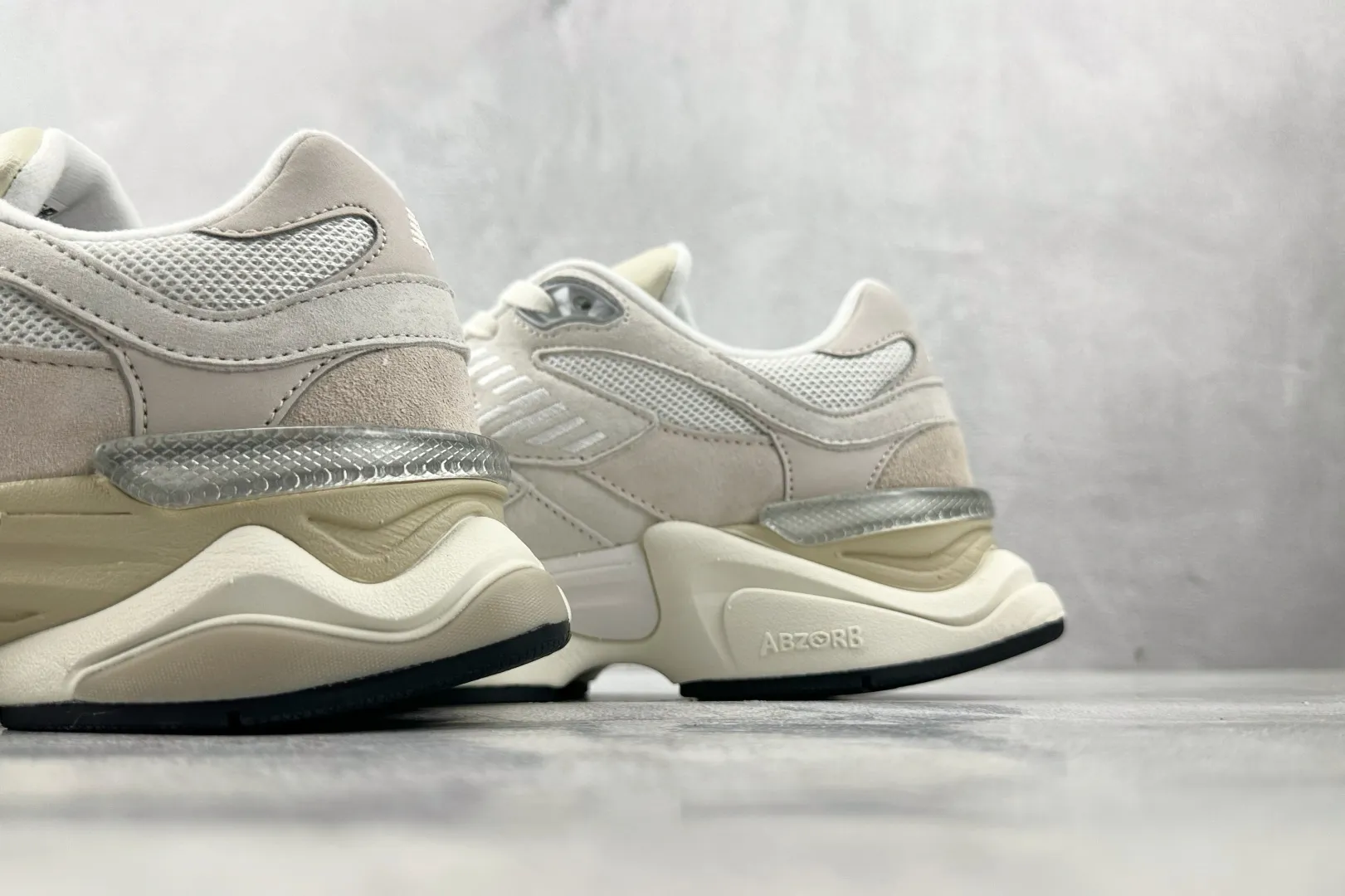 💰240 C版 纯原 大厂出品 新百伦9060 New Balance NB 9060 米色 货号: U9060WHT 尺码：36 37 37.5 38 38.5 39.5 40 40.5 41.5 42 42.5 43 44 44.5 45 46 46.5