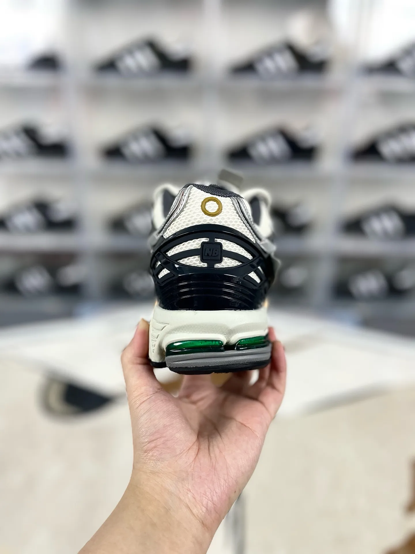 💰220 GS纯原 六层组合底New Balance 1906A 系带圆头耐磨 低帮跑步鞋 男款 灰银解构 新百伦 ▪️New Balance以诞生于21世纪的科技跑鞋1906为蓝本，融合现代先锋科技与日常使用风格注入当代美学，革新演绎复古时尚。淋漓经典轮廓，致敬千福一代跑者的科技美学，1906R以现代设计语言还原初始配色，层次演绎时光更迭的魅力。 ▪️尺码：36-45（36 37 37.5 38 38.5 39.5 40 40.5 41.5 42 42.5 43 44 44.5 45） ▪️货号：M1906AD