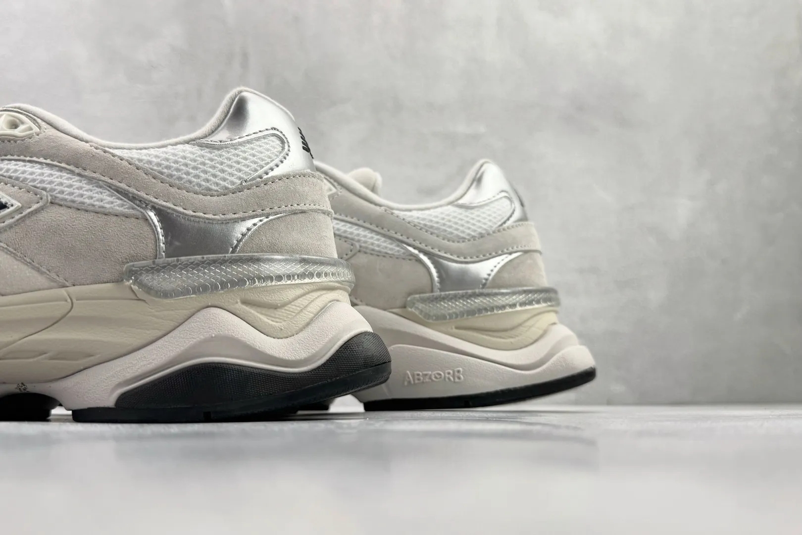 💰240 C 版纯原 大厂出品 New Balance NB 9060 灰银 货号: U9060JRB 尺码:36 36.5 37 38.5 39 40 40.5 41 42 42.5 43 44 44.5 45 46 46.5 编码:33