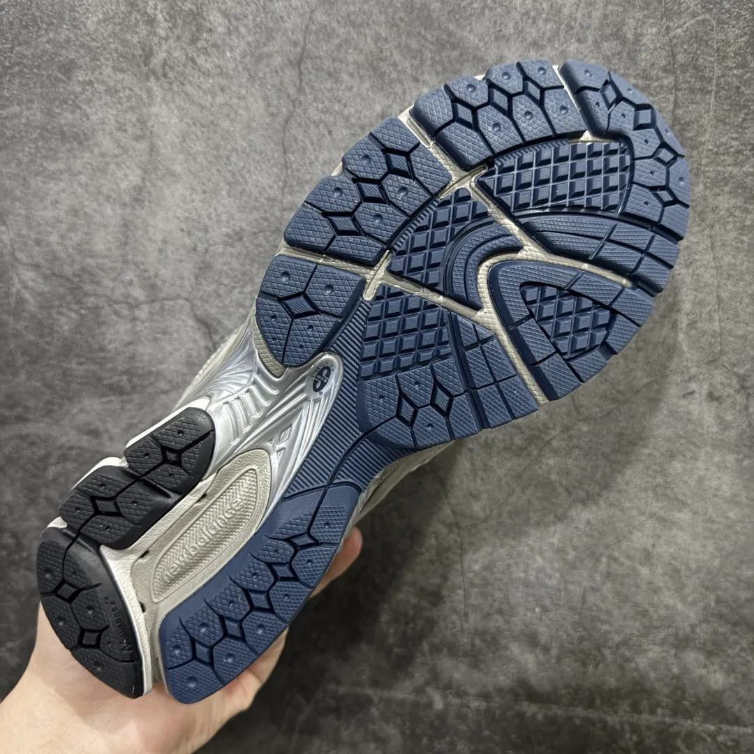 💰240 【纯原C版】NB New Balance M2002RA 元祖灰 灰绿 可平替总裁 品质很好 正确材料 正确组合大底 可高价零售‼️ 全套原楦原纸板原厂数据开发 原厂网纱 原装进口皮料 正确绒感卡色 正确中底拉帮中底网布细节 一比一手工擦旧效果 冲裁组合 匠心打造 耗时两个月开发完成 工艺极其复杂难度可想而知 新开独立私模大底 全网唯一正确做旧组合大底 高端零售专供产物 尺码：36 37 37.5 38 38.5 39.5 40 40.5 41.5 42 42.5 43 44 44.5 45 编码：LF260290