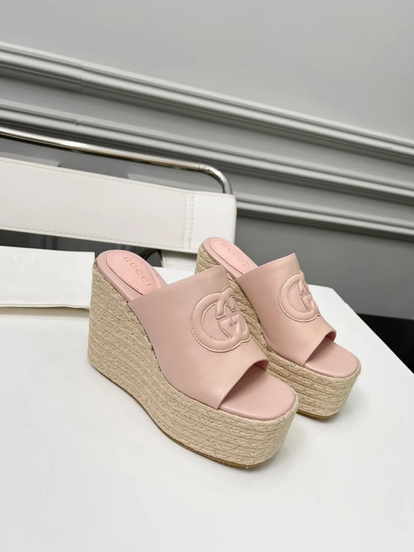 出厂价:210元 古琦新款拖鞋 ,时尚高端又个性十足的一款✅ 上脚很稳舒适又耐穿,日常搭配方便又独特,夏日必备经典款,鞋面采用GUCCI品牌车线 面料:牛皮 内里/垫脚:羊皮 水台高度:11cm 颜色:黑、白、棕、酒红、粉 码数:35—42(41、42需定做) 包装:配有布袋 卡片。