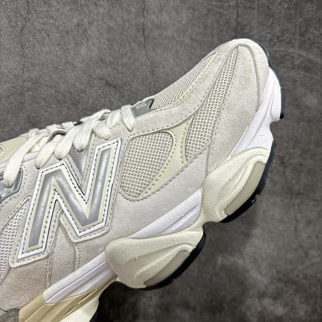 💰240 【纯原版】 New Balance NB9060 联名款 复古休闲运动慢跑鞋 米色U9060WHT 全套原楦原纸板原厂数据开发 进口三明治网面 原装进口翻毛皮料正确绒感卡色 正确中底拉帮中底网布细节 原厂标裁 带紫光防伪 定制后跟透明水晶模块 冲裁组合 大底贴合程度胶水上色把控完美 整洁度挑战全网艺术家 多道序QC把关品质完善 匠心打造 耗时两个月开发完成 工艺极其复杂难度可想而知 新开独立私模大底 全网唯一正确六层组合大底 高端零售专供产物 Size:36 37 37.5 38 38.5 39.5 40 40.5 41.5 42 42.5 43 44 45 46.5 编码:JPC290300