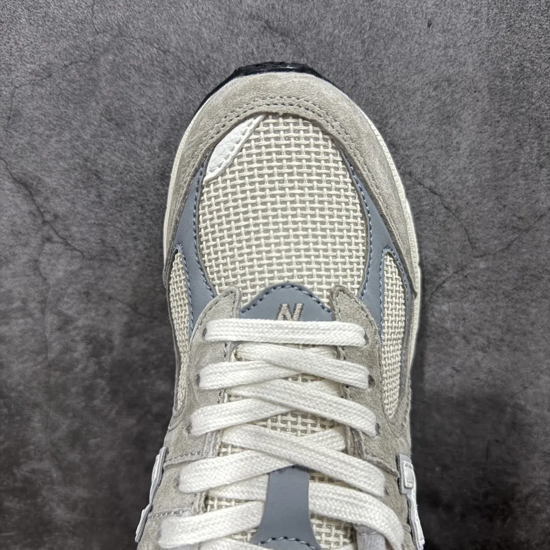 💰230 【纯原c版】NB New Balance M2002R 新百伦U2002RRD 灰米 全新版本出货 新配色陆续开发出货 品质很好 价格实惠 全套原楦原纸板原厂数据开发 原厂网纱 原装进口皮料 正确绒感卡色 正确中底拉帮中底网布细节 一比一手工擦旧效果 冲裁组合 匠心打造 耗时两个月开发完成 工艺极其复杂难度可想而知 新开独立私模大底 全网唯一正确做旧组合大底 高端零售专供产物 尺码：36 37 37.5 38 38.5 39.5 40 40.5 41.5 42 42.5 43 44 44.5 45 45.5 46.5 编码：JPB280290