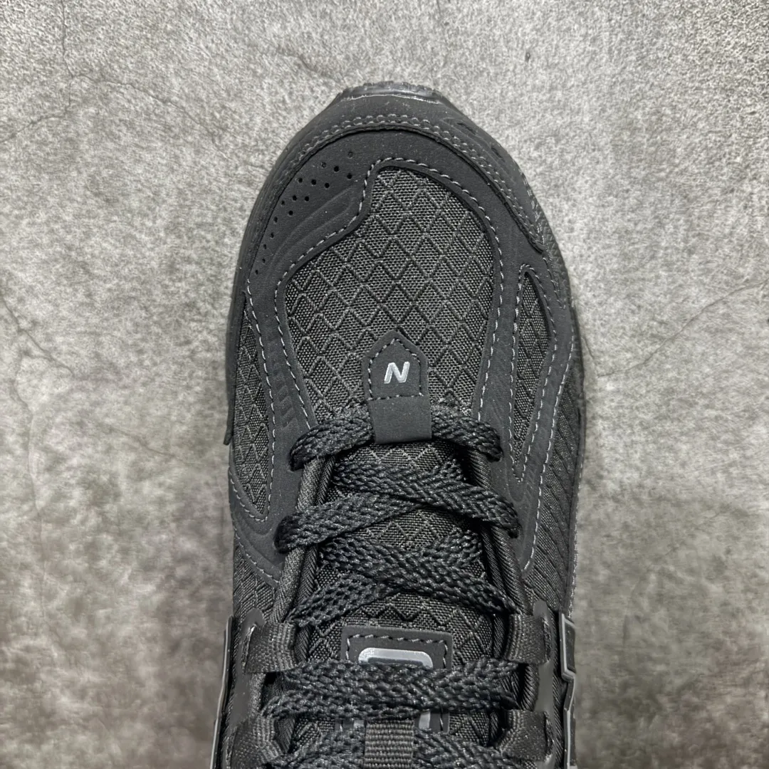 💰240 【纯原版】NB新百伦New Balance M1906R U1906RWF 系列复古老爹风休闲运动慢跑鞋 采用轻质牛剖革拼接透气网眼衬垫织物鞋面材质#T-Beam大底提供足步弓支撑，保持步态稳定#后跟搭载外露缓震胶 鞋身整体以各种深浅不一的灰色覆盖，鞋头以淡蓝色调装饰，网眼衬垫通过不规律的色块实现做旧的美感，泛黄的鞋底更是进一步增添了复古气息。 尺码：36 37 37.5 38 38.5 39.5 40 40.5 41.5 42 42.5 43 44 45 46.5 编码：JP260280