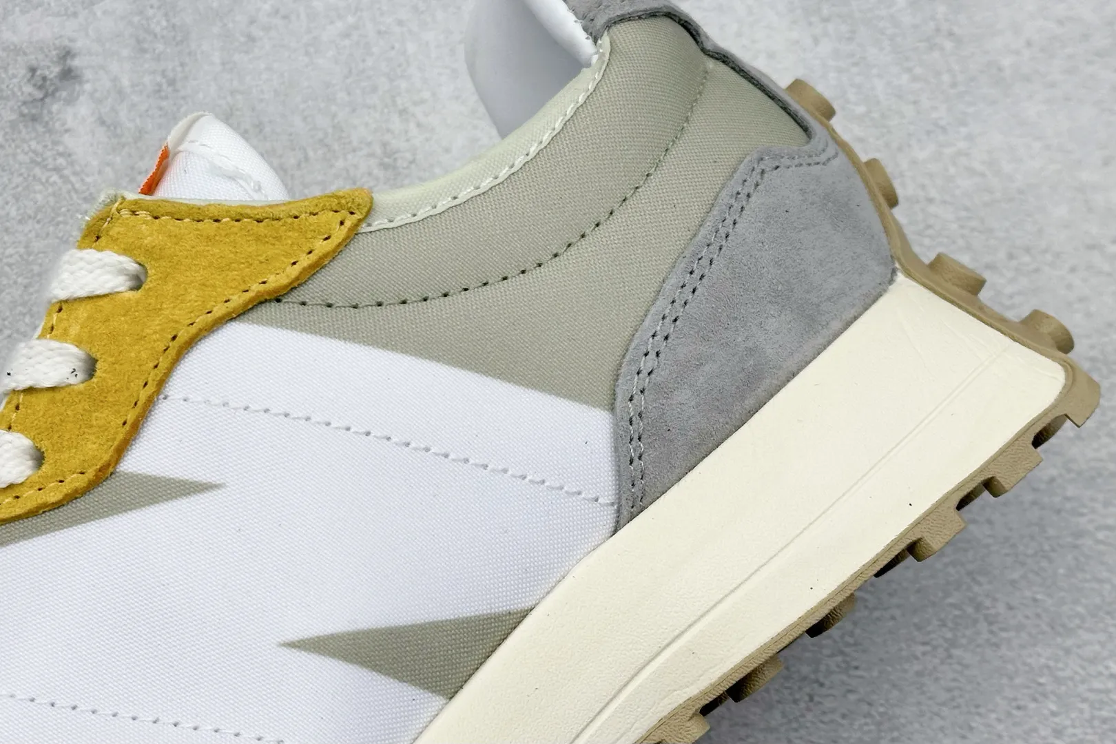 💰170 纯原New Balance MS327 复古休闲运动慢跑鞋 全新 New Balance 327 系列,以更纯粹的复古风格设计打造的全新造型。侧身还以解构设计,将 N 字标志以做旧压花样式呈现,样式别具新意。而麂皮、冲孔皮革的塑造,则呈现出高级怀旧气质,也让鞋款在奢华时装风格与运动氛围之间达到了平衡 官方货号: MS327MS 尺码:36-45 编码:28