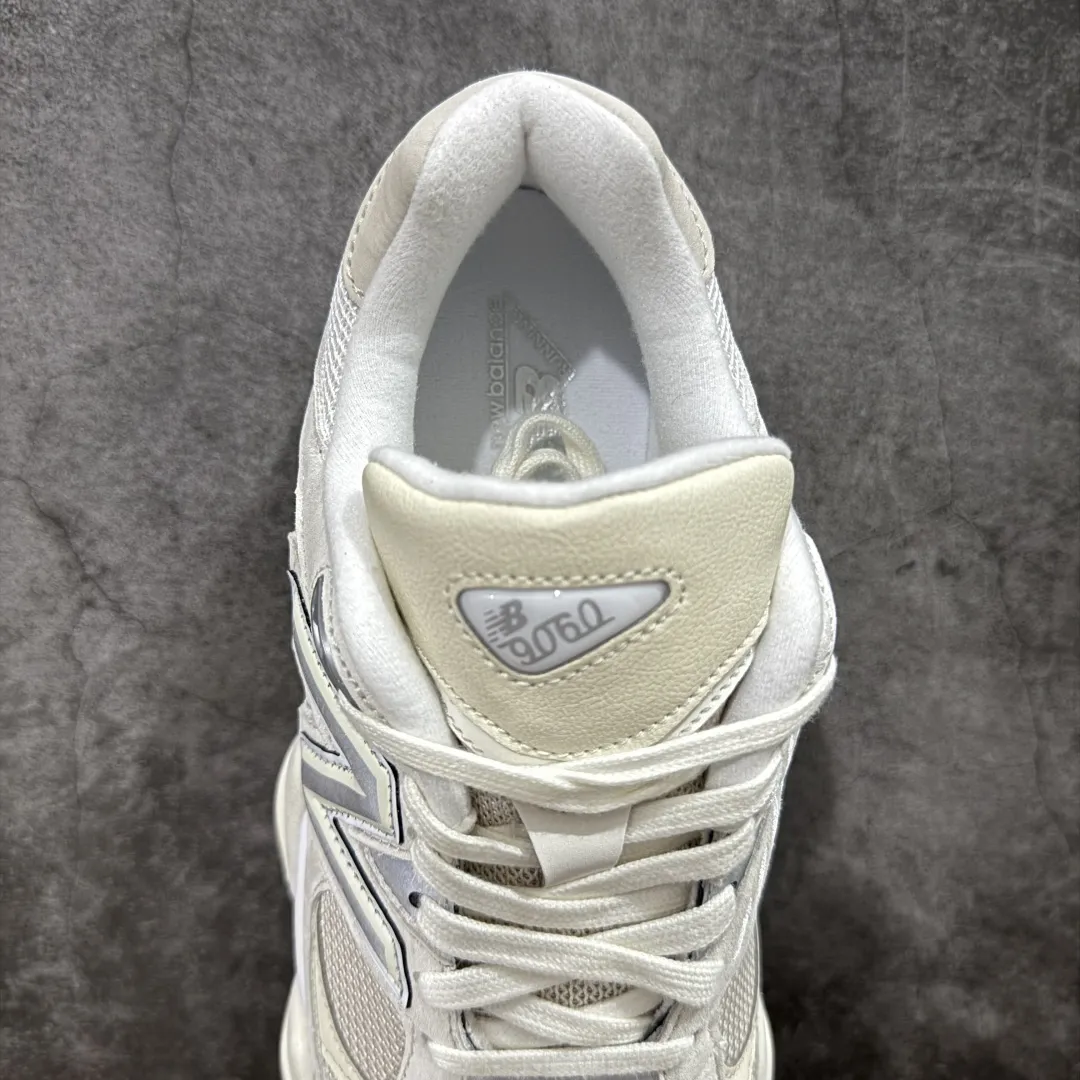 💰240 【纯原版】 New Balance NB9060 联名款 复古休闲运动慢跑鞋 米色U9060WHT 全套原楦原纸板原厂数据开发 进口三明治网面 原装进口翻毛皮料正确绒感卡色 正确中底拉帮中底网布细节 原厂标裁 带紫光防伪 定制后跟透明水晶模块 冲裁组合 大底贴合程度胶水上色把控完美 整洁度挑战全网艺术家 多道序QC把关品质完善 匠心打造 耗时两个月开发完成 工艺极其复杂难度可想而知 新开独立私模大底 全网唯一正确六层组合大底 高端零售专供产物 Size:36 37 37.5 38 38.5 39.5 40 40.5 41.5 42 42.5 43 44 45 46.5 编码:JPC290300
