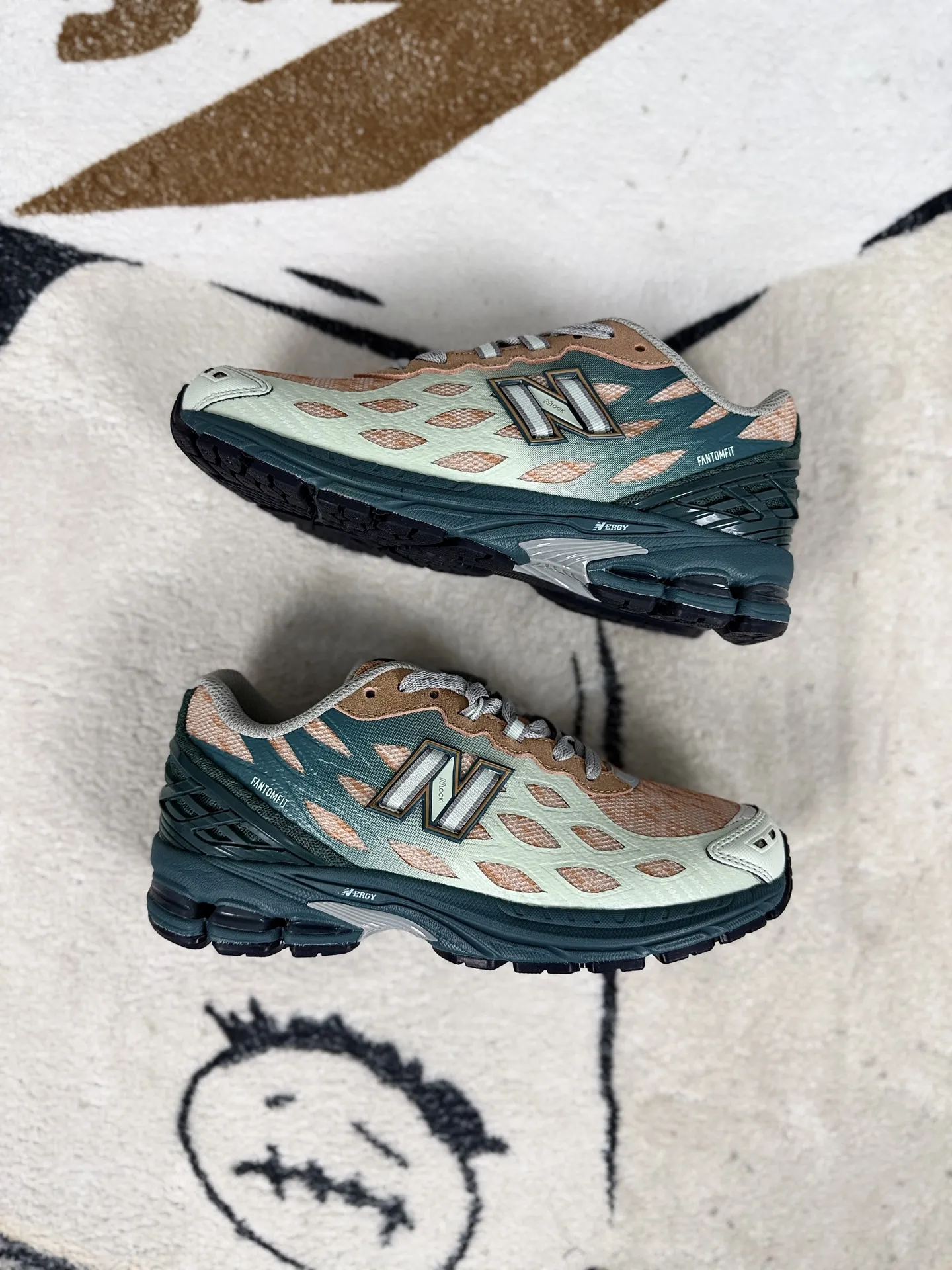 💰190 Z版纯原New Balance 1906 W 舒适百搭防滑耐磨 低帮 休闲跑步鞋 男女同款 绿橙 新百伦 ▪️New Balance以诞生于21世纪的科技跑鞋1906为蓝本,融合现代先锋科技与日常使用风格注入当代美学,革新演绎复古时尚。淋漓经典轮廓,致敬千福一代跑者的科技美学,1906R以现代设计语言还原初始配色,层次演绎时光更迭的魅力。 ▪️尺码:36-47(36 37 37.5 38 38.5 39.5 40 40.5 41.5 42 42.5 43 44 44.5 45 45.5 46.5 47) ▪️货号:U1906WFB