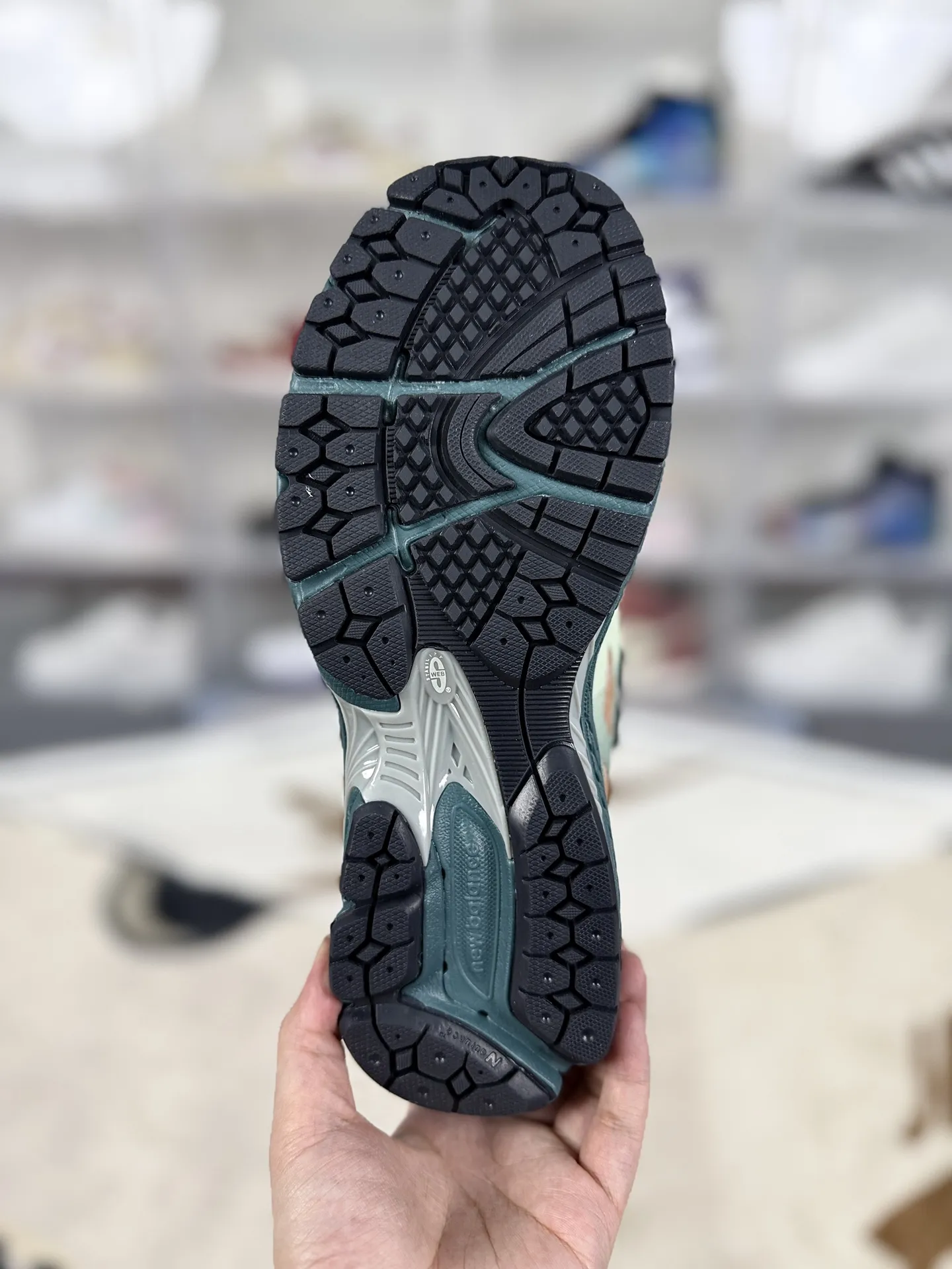 💰190 Z版纯原New Balance 1906 W 舒适百搭防滑耐磨 低帮 休闲跑步鞋 男女同款 绿橙 新百伦 ▪️New Balance以诞生于21世纪的科技跑鞋1906为蓝本，融合现代先锋科技与日常使用风格注入当代美学，革新演绎复古时尚。淋漓经典轮廓，致敬千福一代跑者的科技美学，1906R以现代设计语言还原初始配色，层次演绎时光更迭的魅力。 ▪️尺码：36-47（36 37 37.5 38 38.5 39.5 40 40.5 41.5 42 42.5 43 44 44.5 45 45.5 46.5 47） ▪️货号：U1906WFB