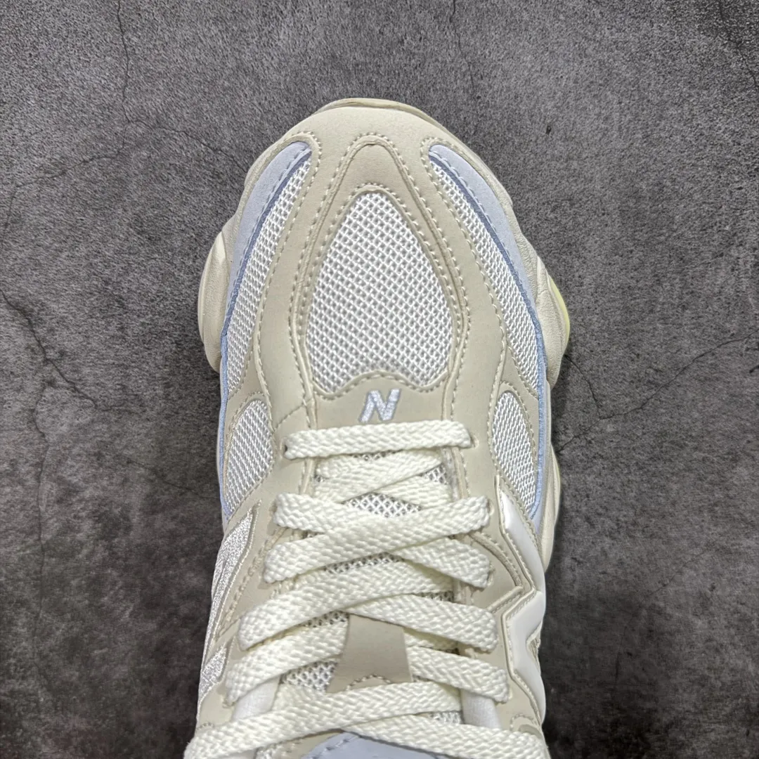 💰240【纯原版】 New Balance NB9060 联名款 复古休闲运动慢跑鞋 棕灰色U9060JDS 全套原楦原纸板原厂数据开发 进口三明治网面 原装进口翻毛皮料正确绒感卡色 正确中底拉帮中底网布细节 原厂标裁 带紫光防伪 定制后跟透明水晶模块 冲裁组合 大底贴合程度胶水上色把控完美 整洁度挑战全网艺术家 多道序QC把关品质完善 匠心打造 耗时两个月开发完成 工艺极其复杂难度可想而知 新开独立私模大底 全网唯一正确六层组合大底 高端零售专供产物 Size:36 37 37.5 38 38.5 39.5 40 40.5 41.5 42 42.5 43 44 45 46.5 编码:JPC290300