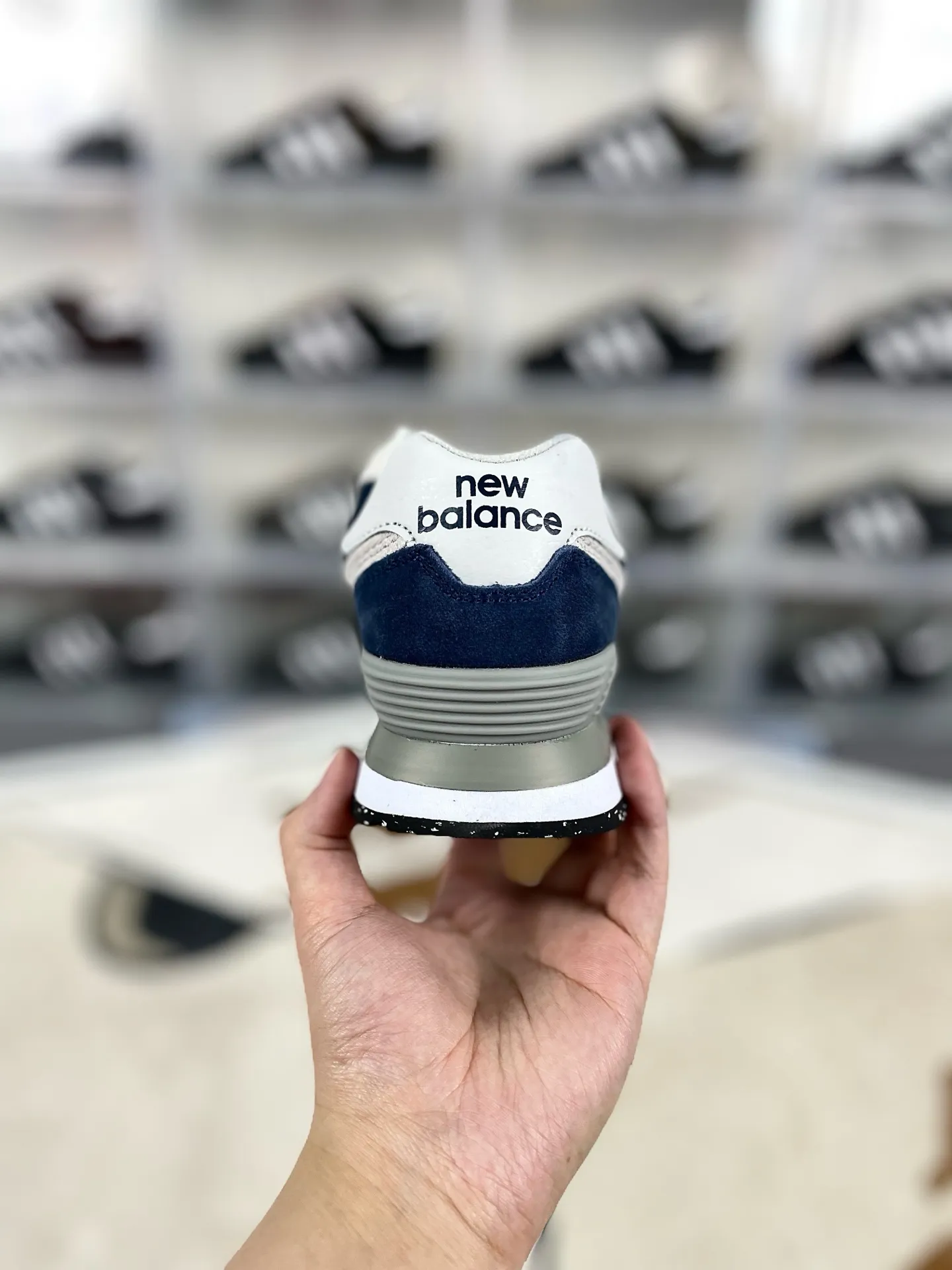 💰180 GS纯原New Balance NB 574 复古字母系带 织物绒面皮 低帮跑步鞋 男女同款 深蓝色 新百伦 ▪️New Balance 574 诞生于1988年，直至今天仍是 NewBalance 最为热销的复古慢跑鞋之一，其简约复古的外形，层出不穷的配色，成为了 New Balance 最热销的型号，作为New Balance 的当家鞋款，574兼具经典与时尚，备受明星潮人的追捧，是New Balance 的粉丝几乎人手一双的经典鞋款。 ▪️尺码：36-45（36 37 37.5 38 38.5 39.5 40 40.5 41.5 42 42.5 43 44 44.5 45） ▪️货号：ML574EVN
