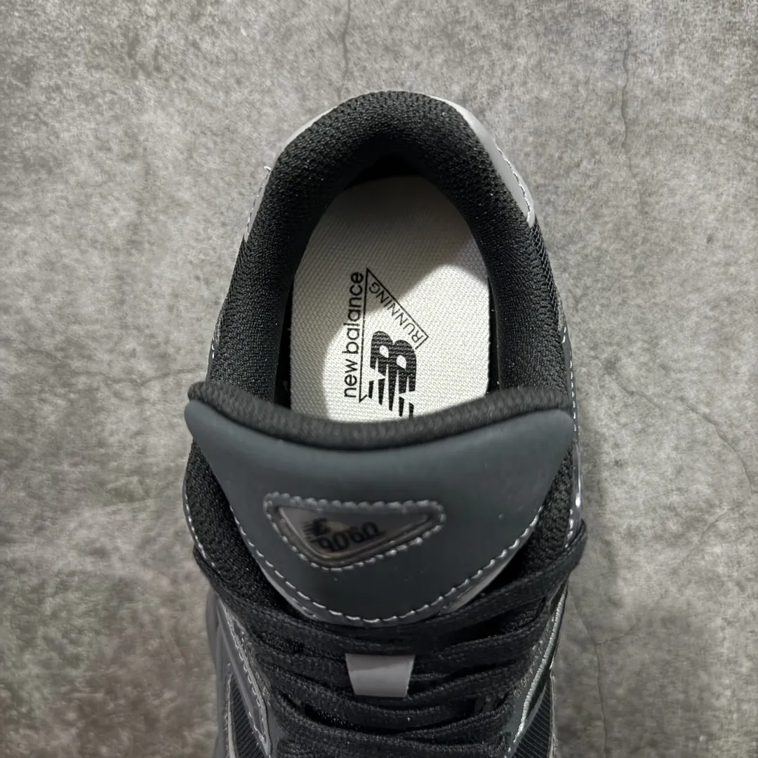 💰240【纯原版】 New Balance NB9060 联名款 复古休闲运动慢跑鞋 U906079E 全套原楦原纸板原厂数据开发 进口三明治网面 原装进口翻毛皮料正确绒感卡色 正确中底拉帮中底网布细节 原厂标裁 带紫光防伪 定制后跟透明水晶模块 冲裁组合 大底贴合程度胶水上色把控完美 整洁度挑战全网艺术家 多道序QC把关品质完善 匠心打造 耗时两个月开发完成 工艺极其复杂难度可想而知 新开独立私模大底 全网唯一正确六层组合大底 高端零售专供产物 尺码Size:36 37 37.5 38 38.5 39.5 40 40.5 41.5 42 42.5 43 44 45 46.5 编码:JPC290300