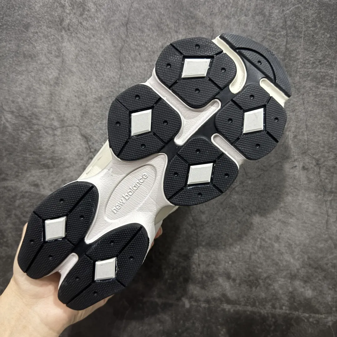 💰240【纯原C版】 New Balance NB9060 联名款 复古休闲运动慢跑鞋 灰色 U9060JRB 全套原楦原纸板原厂数据开发 进口三明治网面 原装进口翻毛皮料正确绒感卡色 正确中底拉帮中底网布细节 原厂标裁 带紫光防伪 定制后跟透明水晶模块 冲裁组合 大底贴合程度胶水上色把控完美 整洁度挑战全网艺术家 多道序QC把关品质完善 匠心打造 耗时两个月开发完成 工艺极其复杂难度可想而知 新开独立私模大底 全网唯一正确六层组合大底 高端零售专供产物 Size：36 37 37.5 38 38.5 39.5 40 40.5 41 42 42.5 43 44 45 46.5 编码：JPC290300
