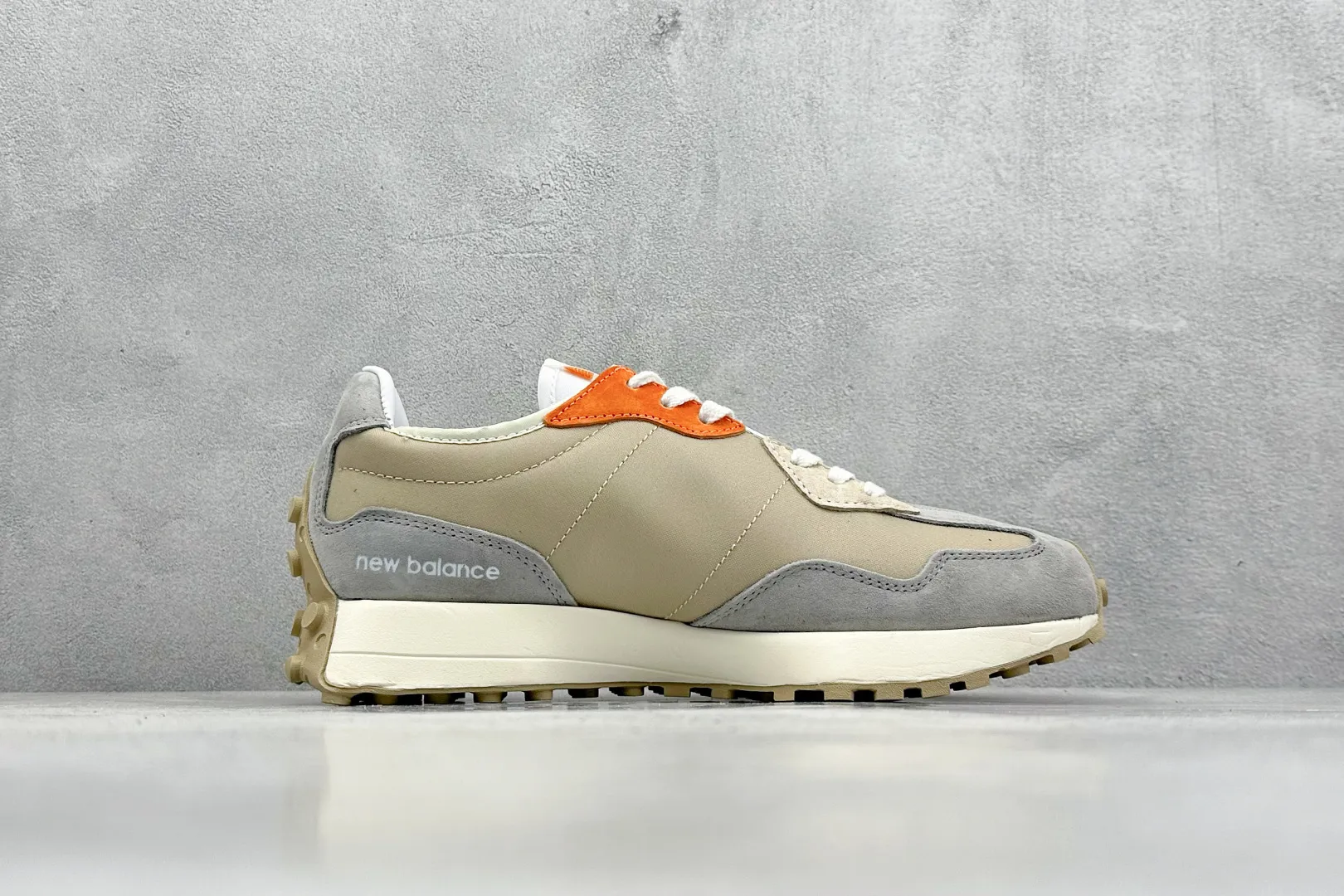 💰170 纯原New Balance MS327 复古休闲运动慢跑鞋 全新 New Balance 327 系列,以更纯粹的复古风格设计打造的全新造型。侧身还以解构设计,将 N 字标志以做旧压花样式呈现,样式别具新意。而麂皮、冲孔皮革的塑造,则呈现出高级怀旧气质,也让鞋款在奢华时装风格与运动氛围之间达到了平衡 官方货号: MS327MS 尺码:36-45 编码:28