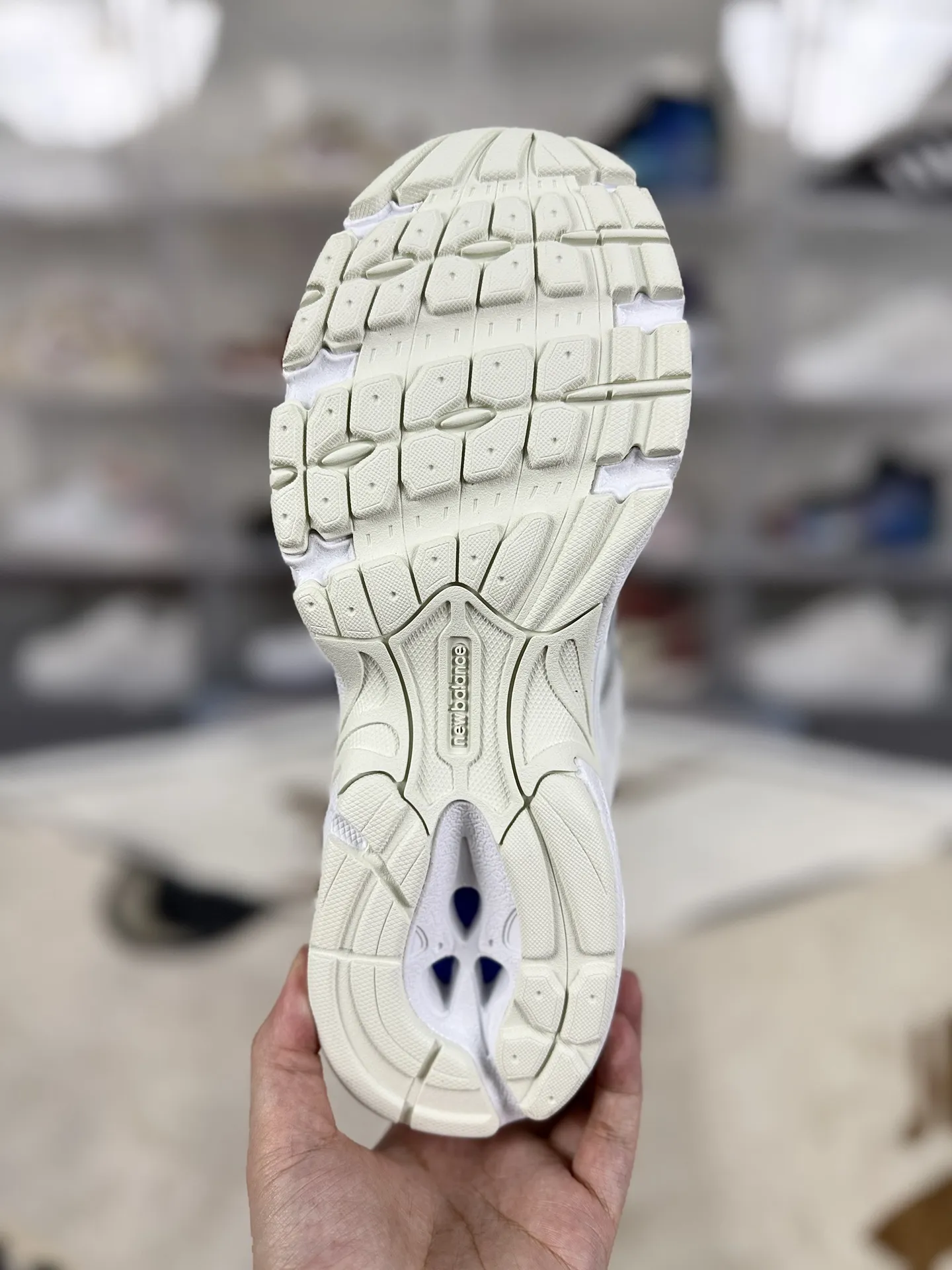 💰170 GS纯原New Balance NB 530 ABZORB 舒适 简约 网布减震防滑耐磨 低帮 休闲跑步鞋 男女同款 白色 新百伦 ▪️全新 New Balance 530 以极具复古风范的网面老爹鞋外观呈现。设计上全鞋以简约清爽的配色作基底，鞋身覆盖大面积织物网眼材质，并于鞋头、鞋带孔眼片等细节处点缀对比鲜明的反光银镀层凸显。鞋舌、侧身等位置则辅以一贯的&ldquo;N&rdquo;字标志和品牌徽标彰显身份，最后通过搭载的 ABZORB 缓震中底完善整体造型。 ▪️尺码：36-45（36 37 37.5 38 38.5 39.5 40 40.5 41.5 42 42.5 43 44 44.5 45） ▪️货号：MR530FW1