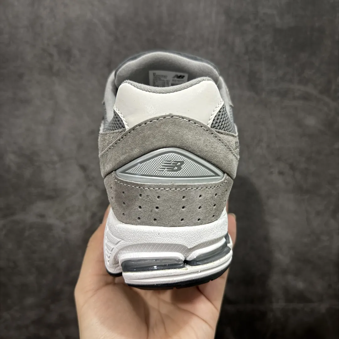 💰230 【BC纯原版】New Balance NB2002R系列 M2002RST 全新版本 东莞大厂出品 市场第一梯队品质 绝对秒杀市场货 完美版型 正确组合大底 价格一步到位‼️ 全套原楦原纸板原厂数据开发 进口三明治网面 原装进口皮料正确绒感卡色 正确中底拉帮中底网布细节 原厂标裁 带紫光防伪 定制后跟透明水晶模块 冲裁组合 大底贴合程度胶水上色把控完美 整洁度挑战全网艺术家 多道序QC把关品质完善 匠心打造 耗时多月开发完成 工艺极其复杂难度可想而知 新开独立私模大底 正确六层组合大底 高端零售专供产物 Size：36 37 37.5 38 38.5 39 40 40.5 41 42 42.5 43 44 45 46 47.5 编码：GQB270280