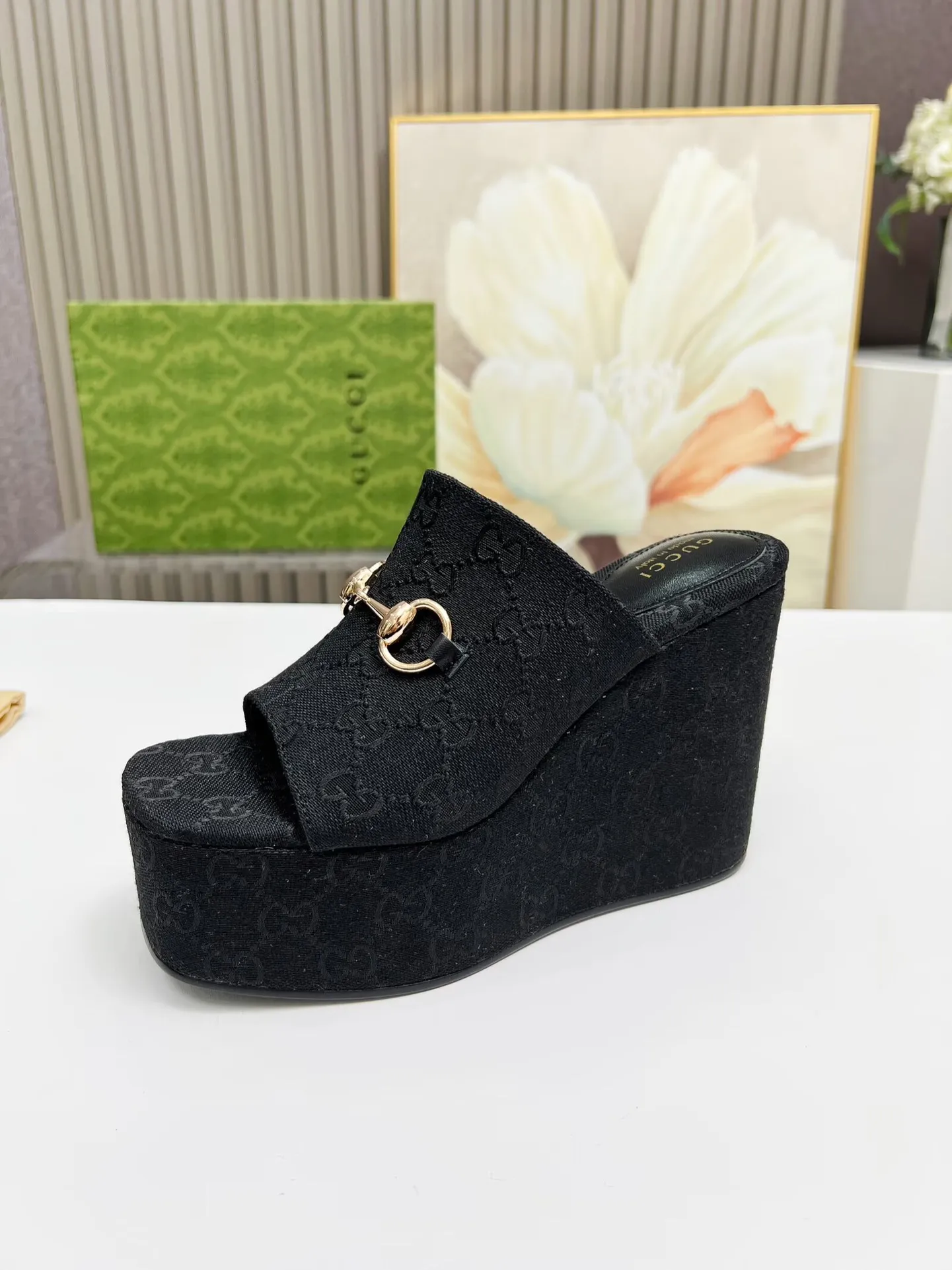 出厂价:200元 古琦新款拖鞋 ,时尚高端又个性十足的一款✅ 上脚很稳舒适又耐穿,日常搭配方便又独特,夏日必备经典款,鞋面采用GUCCI品牌饰扣 内里/垫脚:羊皮 水台高度:11cm 颜色:黑、棕 码数:35—42(41、42需定做) 包装:配有布袋 卡片。