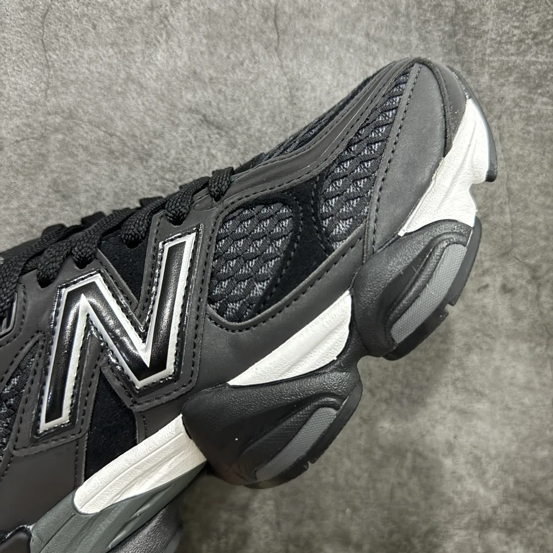 💰240【纯原版】 New Balance NB9060 联名款 复古休闲运动慢跑鞋 黑白色U9060PNR 全套原楦原纸板原厂数据开发 进口三明治网面 原装进口翻毛皮料正确绒感卡色 正确中底拉帮中底网布细节 原厂标裁 带紫光防伪 定制后跟透明水晶模块 冲裁组合 大底贴合程度胶水上色把控完美 整洁度挑战全网艺术家 多道序QC把关品质完善 匠心打造 耗时两个月开发完成 工艺极其复杂难度可想而知 新开独立私模大底 全网唯一正确六层组合大底 高端零售专供产物 Size:36 37 37.5 38 38.5 39.5 40 40.5 41.5 42 42.5 43 44 45 46.5 编码:JPC290300