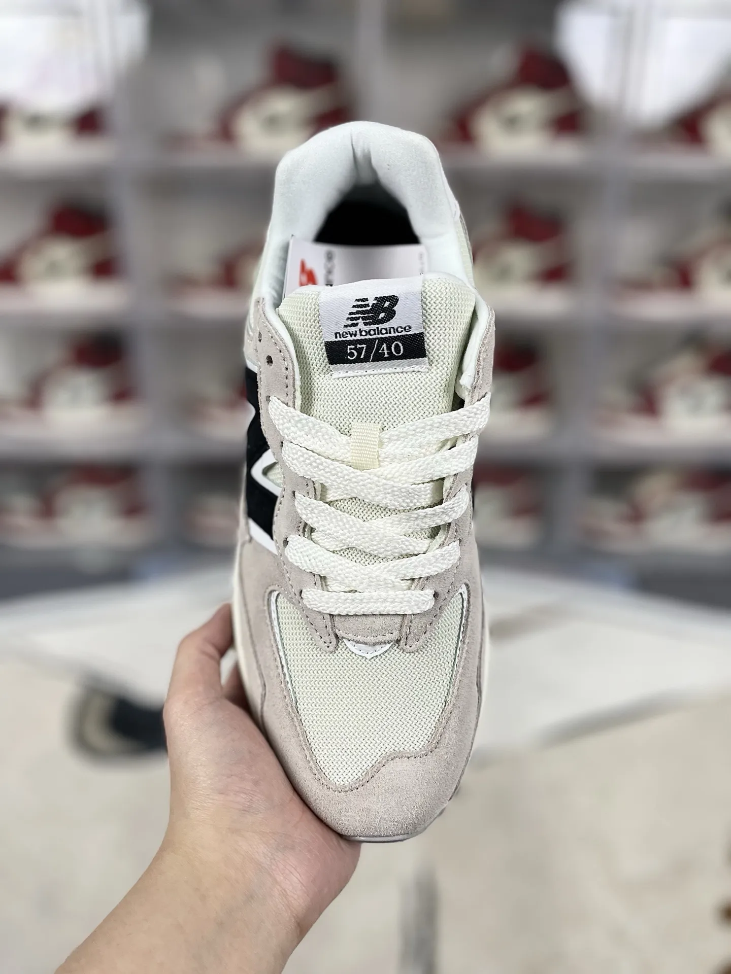💰170 FX纯原New Balance NB 5740 复古 潮流 经典 皮革减震防滑耐磨 低帮 休闲跑步鞋 男女款 灰白黑 新百伦 ▪️NB5740跑鞋是一款集复古美学与现代科技于一身的鞋款。鞋面材质采用麂皮与网布的组合，左右脚材质差异化的设计（如翻毛皮与滑皮拼接），带来独特层次感。同时，鞋面上的反光N字Logo既呼应了90年代复古美学，又融入了现代潮流元素。中底采用泡沫与橡胶组合，提供了卓越的缓震效果，有效减少运动时对脚部的冲击力。网眼设计增强了透气性，搭配宽版鞋型，使得鞋子在保持包裹性的同时，也能确保穿着时的舒适度。无论是湿滑的路面还是干燥的环境，NB5740都能提供稳定的支撑和保护。其防滑外底和耐磨材质的设计，让鞋子在各种地形下都能保持出色的抓地力。无论是健身房锻炼还是户外跑步，NB5740都能轻松应对。其简约而不失时尚的外观设计，使得NB5740在日常休闲逛街时也同样引人注目。 ▪️尺码：36-45（36 37 37.5 38 38.5 39.5 40 40.5 41.5 42 42.5 43 44 44.5 45） ▪️货号：M5740CBC