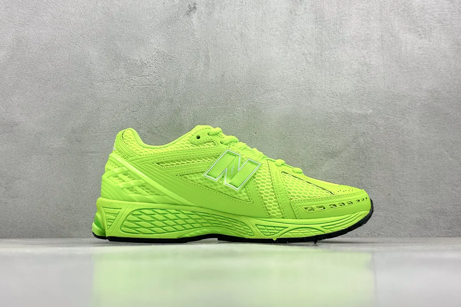 💰220 C版 New Balance 1906系列复古老爹风休闲运动慢跑鞋 #采用轻质牛剖革拼接透气网眼衬垫织物鞋面材质 T-Beam大底提供足步弓支撑，保持步态稳定 后跟搭载外露缓震胶 货号：M1906RAA 尺码：36 37 37.5 38 38.5 39 40 40.5 41 42 42.5 43 44 44.5 45 46.5 编码：33