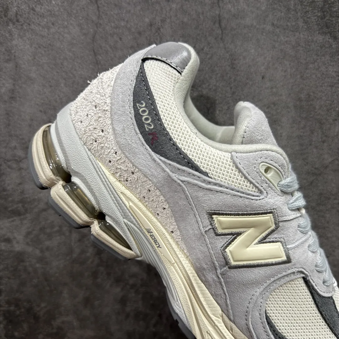 💰230【BC纯原版】New Balance NB2002R系列 M2002RLN 全新版本 东莞大厂出品 市场第一梯队品质 绝对秒杀市场货 完美版型 正确组合大底 价格一步到位‼️ 全套原楦原纸板原厂数据开发 进口三明治网面 原装进口皮料正确绒感卡色 正确中底拉帮中底网布细节 原厂标裁 带紫光防伪 定制后跟透明水晶模块 冲裁组合 大底贴合程度胶水上色把控完美 整洁度挑战全网艺术家 多道序QC把关品质完善 匠心打造 耗时多月开发完成 工艺极其复杂难度可想而知 新开独立私模大底 正确六层组合大底 高端零售专供产物 Size:36 37 37.5 38 38.5 39 40 40.5 41 42 42.5 43 44 45 46 47.5 编码:GQB270280