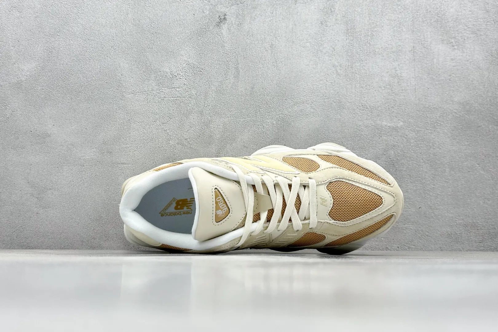 💰240 C版 Joe Freshgoods x New Balance NB9060 联名款 复古休闲运动慢跑鞋 #鞋款灵感源自设计师本人对夏日的怀日回忆。鞋面大身由空间双格及磨砂鞋面拼接而生,配以柔和、温暖的粉橘色调,夏日氛围拉满 #采用大面积网眼以及麂皮材质覆盖鞋身,还原经典气质。搭载ABZORB避震科技,由泡沫聚酯制成,上脚可以有效减少由鞋底反弹对身体及双腿的冲击力 货号: U9060FW 尺码:36 37 37.5 38 38.5 39 40 40.5 41 42 42.5 43 44 44.5 45 46.5 编码:33