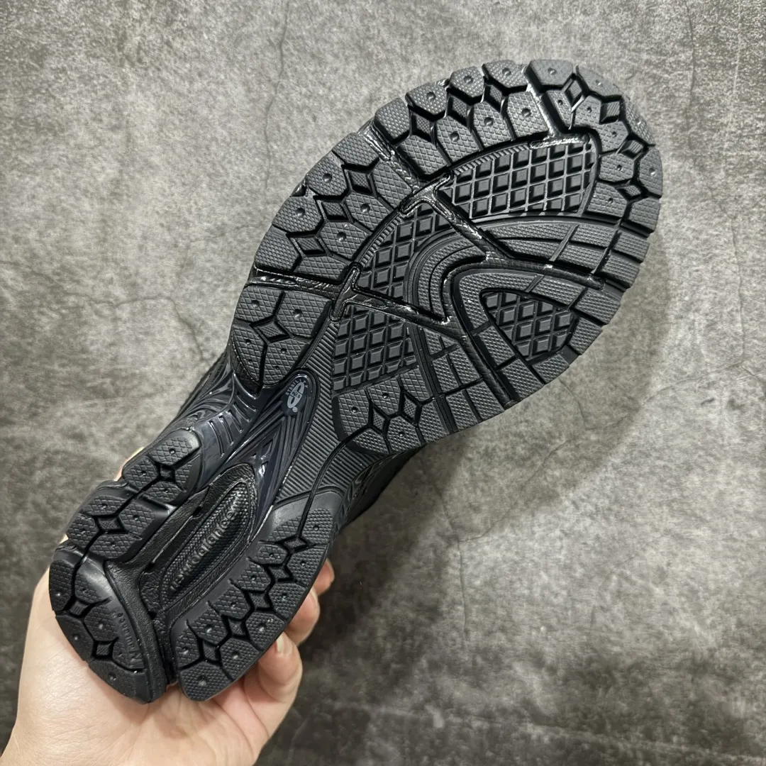 💰240 【纯原版】NB新百伦New Balance M1906R U1906RWF 系列复古老爹风休闲运动慢跑鞋 采用轻质牛剖革拼接透气网眼衬垫织物鞋面材质#T-Beam大底提供足步弓支撑,保持步态稳定#后跟搭载外露缓震胶 鞋身整体以各种深浅不一的灰色覆盖,鞋头以淡蓝色调装饰,网眼衬垫通过不规律的色块实现做旧的美感,泛黄的鞋底更是进一步增添了复古气息。 尺码:36 37 37.5 38 38.5 39.5 40 40.5 41.5 42 42.5 43 44 45 46.5 编码:JP260280