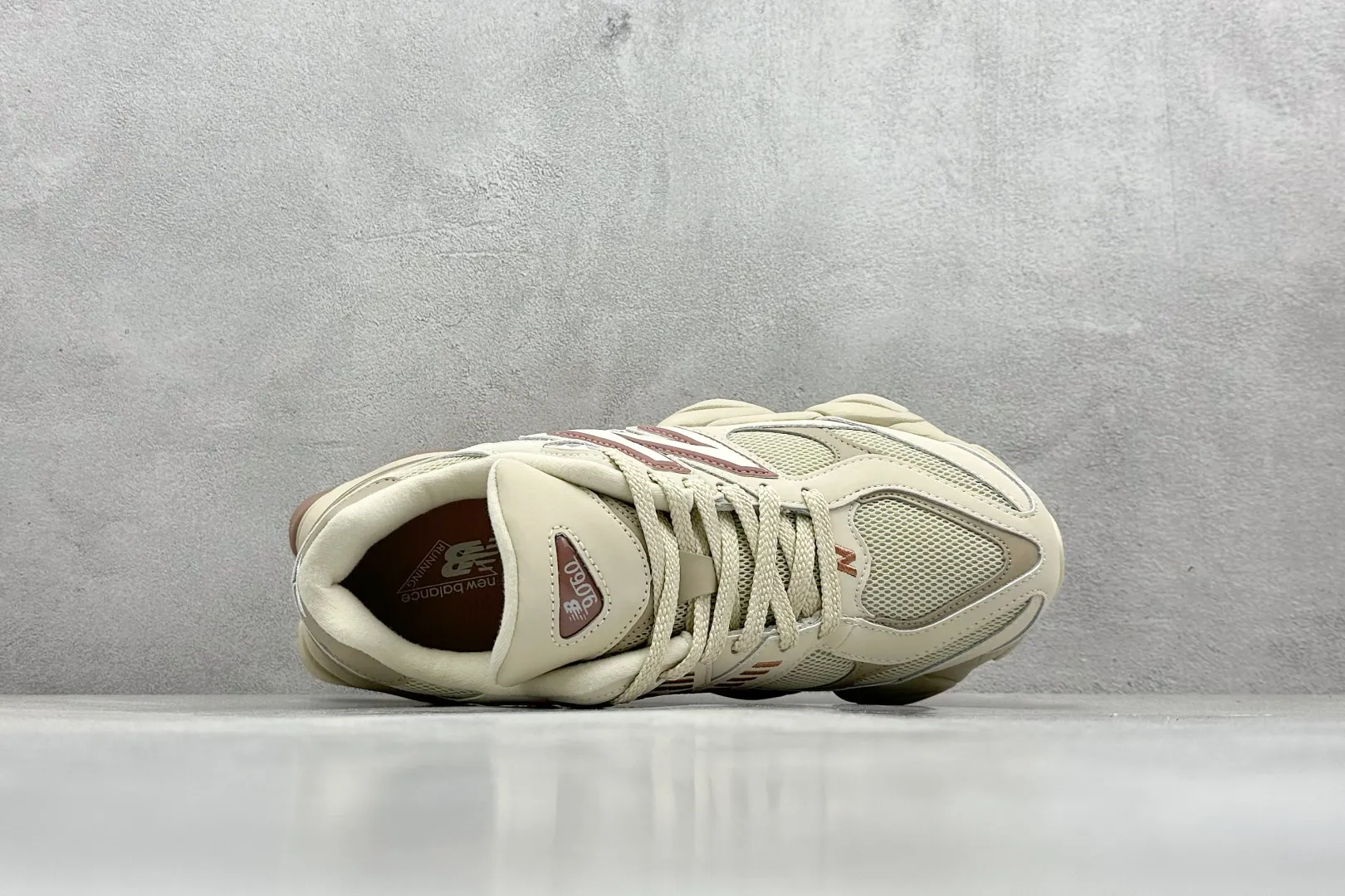 💰240 C版 Joe Freshgoods x New Balance NB9060 联名款 复古休闲运动慢跑鞋 #鞋款灵感源自设计师本人对夏日的怀日回忆。鞋面大身由空间双格及磨砂鞋面拼接而生,配以柔和、温暖的粉橘色调,夏日氛围拉满 #采用大面积网眼以及麂皮材质覆盖鞋身,还原经典气质。搭载ABZORB避震科技,由泡沫聚酯制成,上脚可以有效减少由鞋底反弹对身体及双腿的冲击力 货号: U9060ZGC 尺码:36 37 37.5 38 38.5 39 40 40.5 41 42 42.5 43 44 44.5 45 46.5 编码:33