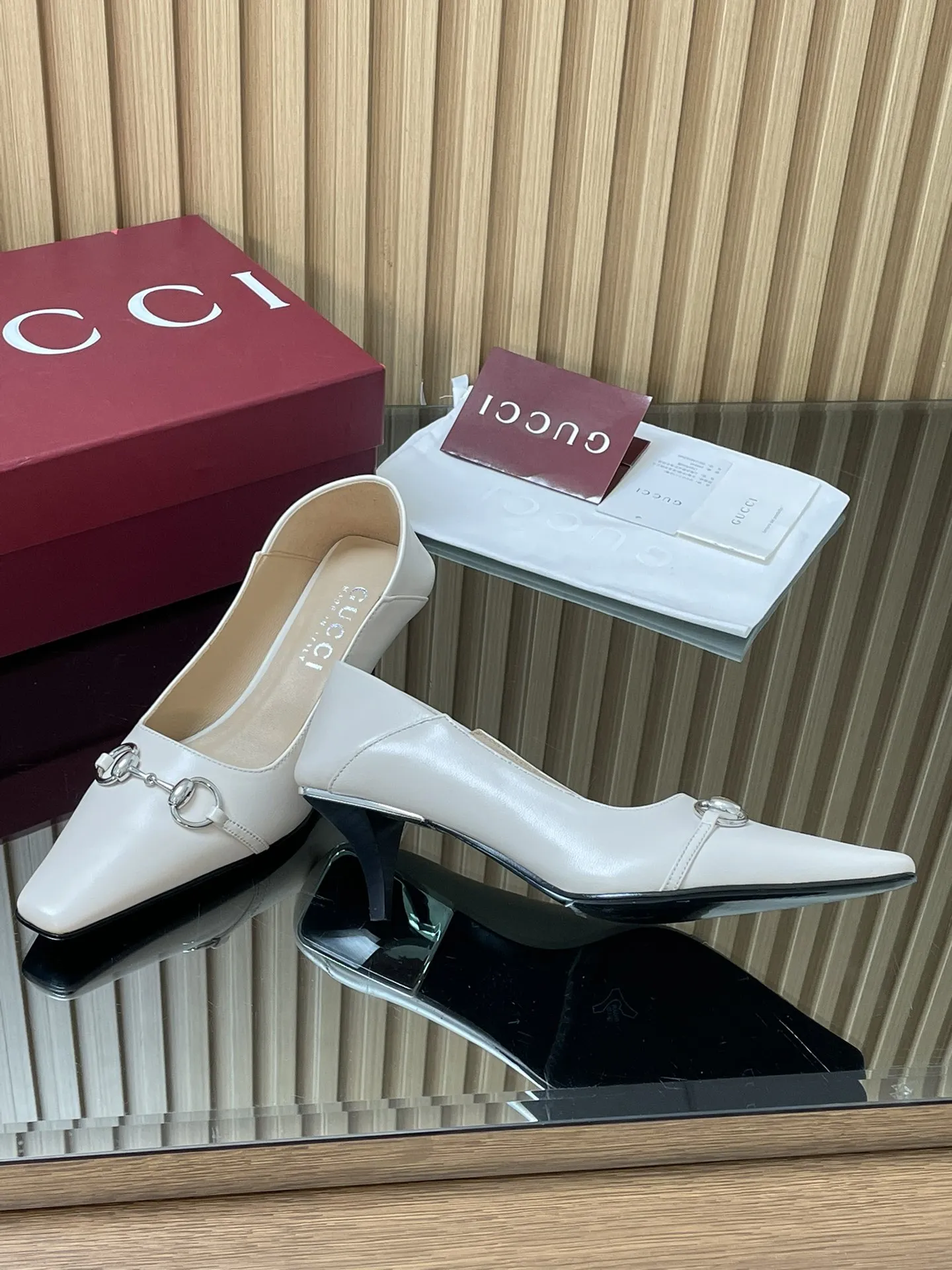 2026早春🆕GUCCi高端精品 vittoria系列浅口女鞋270💰春夏新品🆕古驰Gucci小方头系列踩跟2⃣️穿浅口单鞋😍马衔扣中跟慕勒乐福鞋‼️顶级🆙代购品质！原版1:1复刻，毎个细节皆经过精心打磨细腻制作.可与ZG对比如一，无二品质！ 这款后帮可向下翻折踩跟2⃣️穿浅口鞋于2026早春系列时装秀首度亮相全新上市，加长微方鞋头，Vittoria系列以简约利落的加长廊形与饰马衔扣锥形鞋跟匠心诠释20世纪90年代的繁美风韵，鞋履汲取品牌典藏设计灵感，鞋跟后方饰有电镀金属饰片一展随性优雅气韵。其鞋款名称正源于此设计巧思，彰显别致格调👏👏👏 面料：原版定制进口古软鞣蜡皮 内里/垫脚：进口羊皮里 鞋跟：5.5CM猫跟‼️原片版制作工艺 ABS跟包裹意大利原层皮+电镀金属片 尺码：35-42 【404142定做】不退换 包装：全套酒红原包装