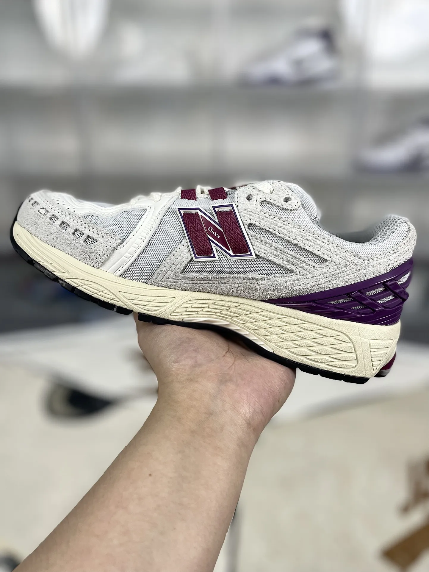 💰190 Z版纯原New Balance NB 1906R 舒适简约百搭耐磨 低帮 休闲跑步鞋 男女款 米紫 新百伦 ▪️New Balance以诞生于21世纪的科技跑鞋1906为蓝本,融合现代先锋科技与日常使用风格注入当代美学,革新演绎复古时尚。淋漓经典轮廓,致敬千福一代跑者的科技美学,1906R以现代设计语言还原初始配色,层次演绎时光更迭的魅力。 ▪️尺码:36-40(36 37 37.5 38 38.5 39.5 40) ▪️货号:M1906REF