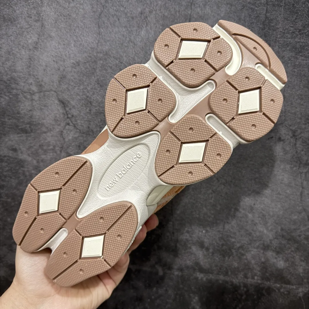 💰240【纯原版】 New Balance NB9060 联名款 复古休闲运动慢跑鞋 粉棕色U9060WCW 全套原楦原纸板原厂数据开发 进口三明治网面 原装进口翻毛皮料正确绒感卡色 正确中底拉帮中底网布细节 原厂标裁 带紫光防伪 定制后跟透明水晶模块 冲裁组合 大底贴合程度胶水上色把控完美 整洁度挑战全网艺术家 多道序QC把关品质完善 匠心打造 耗时两个月开发完成 工艺极其复杂难度可想而知 新开独立私模大底 全网唯一正确六层组合大底 高端零售专供产物 Size:36 37 37.5 38 38.5 39.5 40 40.5 41.5 42 42.5 43 44 45 46.5 编码:JPC290300